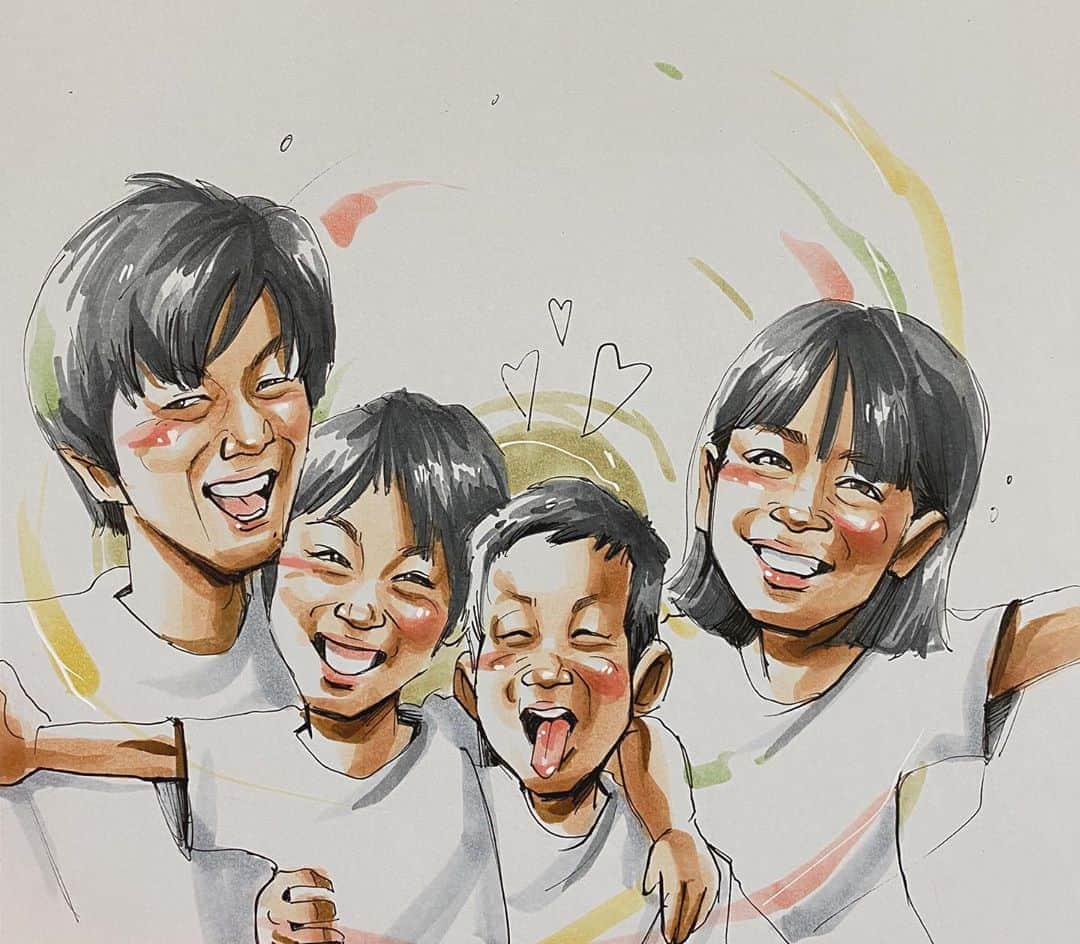 似顔絵★𝗚𝗢𝗥𝗜𝗞𝗜𝗡𝗚のインスタグラム：「. . .  先日の①枚目💕 二枚のご依頼でした💕 . . .  こちらは#gorikingの小洒落てみたシリーズ で、ご家族皆様を❤️⭐️✨ . . お子様のふざけた表情にキュンです🤙💕 . . .  . .  ❌❌現在は、予約受付終了してます❌❌ 。 . . .  2020年度ご予約のお客✨ 現在75番までの方へ案内中です🌟✨💕 DMの確認いただきgmailへ返信宜しくお願い致します🙇‍♀️🌟✨✨ . . . .  次回の予約応募は、2020年のご予約分を書き終える予定の 来年春から夏頃の、、、予定です。 ※あくまでも予定なので前後します🙇‍♀️ . . . .  オーダー再開の際には 人数制限あるため必ず予約ができるわけではございません。 そのことも踏まえた上で 次回ご検討いただけると嬉しいです(^^) . . また、結婚式の使用を考えてくださる方も多いです✨  前々からお伝えしていますが、 基本的に予約順に対応しているため、 近々の納期を希望される方は、 対応できないこともあるので、 あらかじめご了承ください💦 . . . . . ※今回予約が取れた方へ※ . .  写真がまだ用意できてない、入金が遅れそうなど、状況により、順番が前後することもございます‼️ あらかじめご了承ください。 。 . . . また、芸能人、キャラクターのオーダー、パロディ風オーダーはお断りしています。  芸能人については、ご本人様に直接プレゼントなどはOKです。 . . . . . . 💰料金表は過去投稿記事みてね❤💰 . . . . . ➡️ハッシュタグ⇨ goriking117料金表2019⬅️ . . ✨✨✨✨✨✨✨✨✨✨✨✨✨✨✨✨ @by.goriking のアカウントでは、 過去書かせて頂いたお客様方からの、 似顔絵のその後のお写真をいただき、 投稿しております^ - ^❤️❤️ 玄関に飾ってある似顔絵、 渡した瞬間のお写真、 ご本人とのお写真などなど💕 いろんな場面でのお写真お待ちしております^ - ^✨⭐️ . . . .  #似顔絵#pencildrawing#drawing#pencil#illust#painting#art#artwork#絵描きさんと繋がりたい#似顔絵師#gorikingの似顔絵屋さん#仲良し家族#仲良し兄弟#兄弟子供#ブラザーズ#brothers#kids#kids_japan#comicart#anime#animeart#comicartist#animejapan」