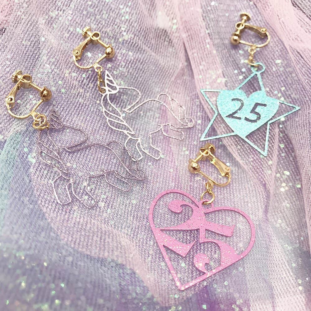 クレアーズのインスタグラム：「こちらはクレアーズ人気アイテムのイヤリングの25周年のスペシャルバージョン🌈 . ユニコーンと25のナンバリングを組み合わせたデザインのイヤリング✨ . ユニコーン＆25イヤリング 【500円+税】 . #claires #fashion #kawaii #クレアーズ #ファッション #カワイイ #accessory #アクセサリー #トレンド #おしゃれ #japan #JapaneseGirl #プチプラ #instagood #kawaiigirl #ユニコーン #クレアーズ25th #クレアーズ25周年 #イヤリング #ユニコーン #イヤリング #大振りイヤリング #ユニコーンイヤリング #ユニコーンアクセサリー #ユニコーンカラー」