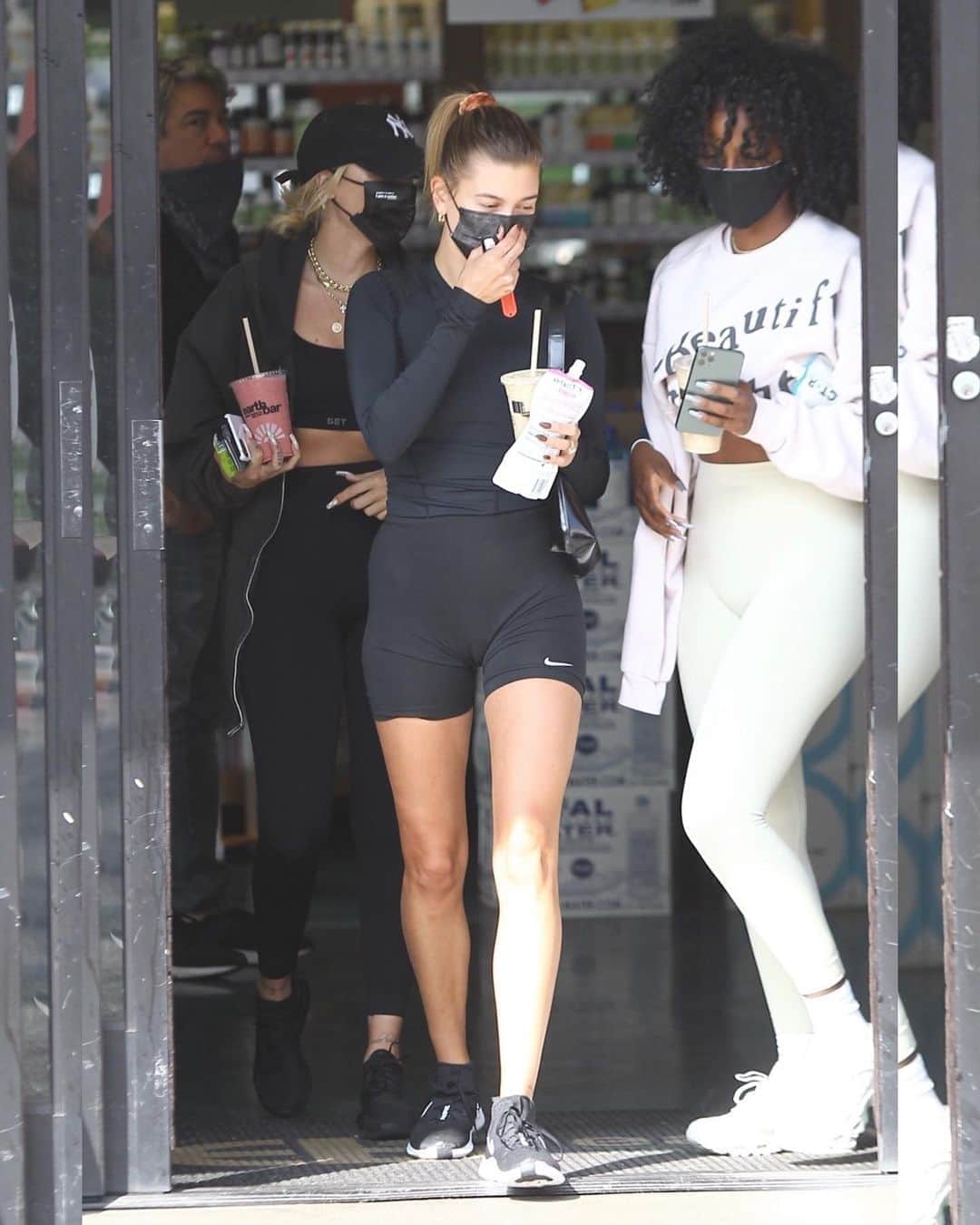 Just Jaredさんのインスタグラム写真 - (Just JaredInstagram)「Hailey Bieber shows off her midriff while out to dinner with some friends, after hanging out with Justine Skye earlier in the day in LA #HaileyBieber #JustineSkye Photos: Backgrid」9月23日 11時55分 - justjared