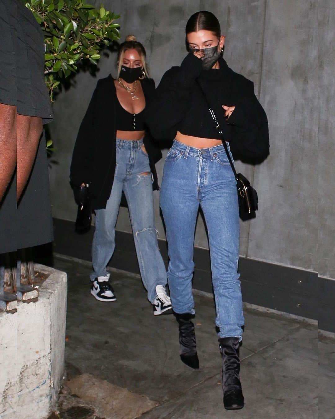 Just Jaredさんのインスタグラム写真 - (Just JaredInstagram)「Hailey Bieber shows off her midriff while out to dinner with some friends, after hanging out with Justine Skye earlier in the day in LA #HaileyBieber #JustineSkye Photos: Backgrid」9月23日 11時55分 - justjared