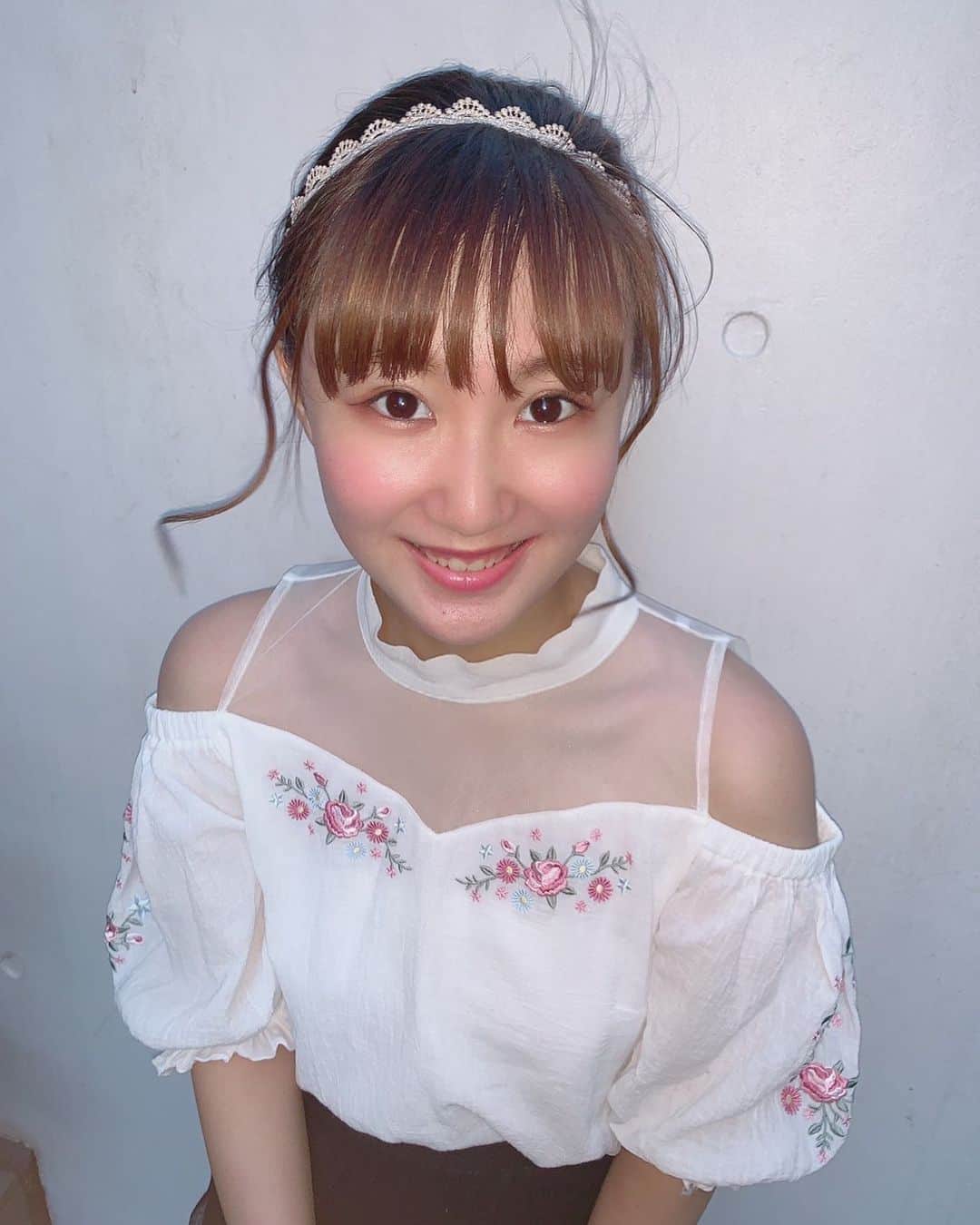 甲田友莉子のインスタグラム：「風で髪の毛ヒューヒューしてる私を添えて 皆様おはようございます︎☺︎ 夏休みが終わって、大学が始まりました😫 今年はいつもと違って海外やら気軽に遊びにに行けず寂しい夏休みでしたね💧 でもその分私は地元のお友達とたくさん会いました♥ 花火もして、夏を味わいました🎇 来年こそ海外に行きたい！！！！！！！！ それでは大学へ行ってまいります👩🏻‍🎓 . #キャンパスクイーン #スペースクラフト #vacancesdete  #instagood」