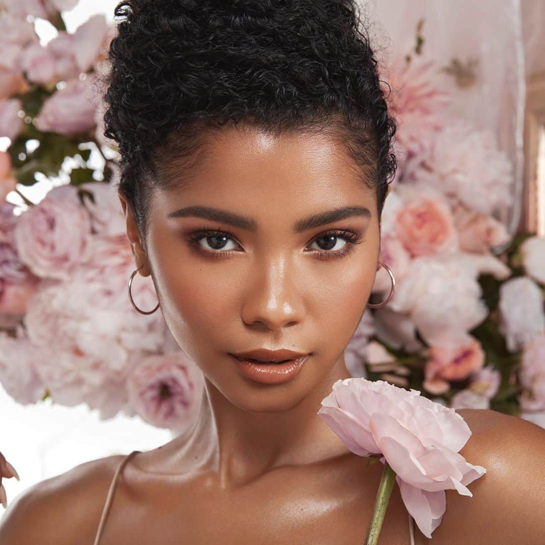 Anastasia Beverly Hillsさんのインスタグラム写真 - (Anastasia Beverly HillsInstagram)「We love a glam moment any day 🌹  So excited for the launch of Soft Glam II Mini Eyeshadow Palette  on October 5th   _________________ MUA @anthonyhnguyenmakeup   Hair @milesjeffrieshair」9月23日 12時06分 - anastasiabeverlyhills