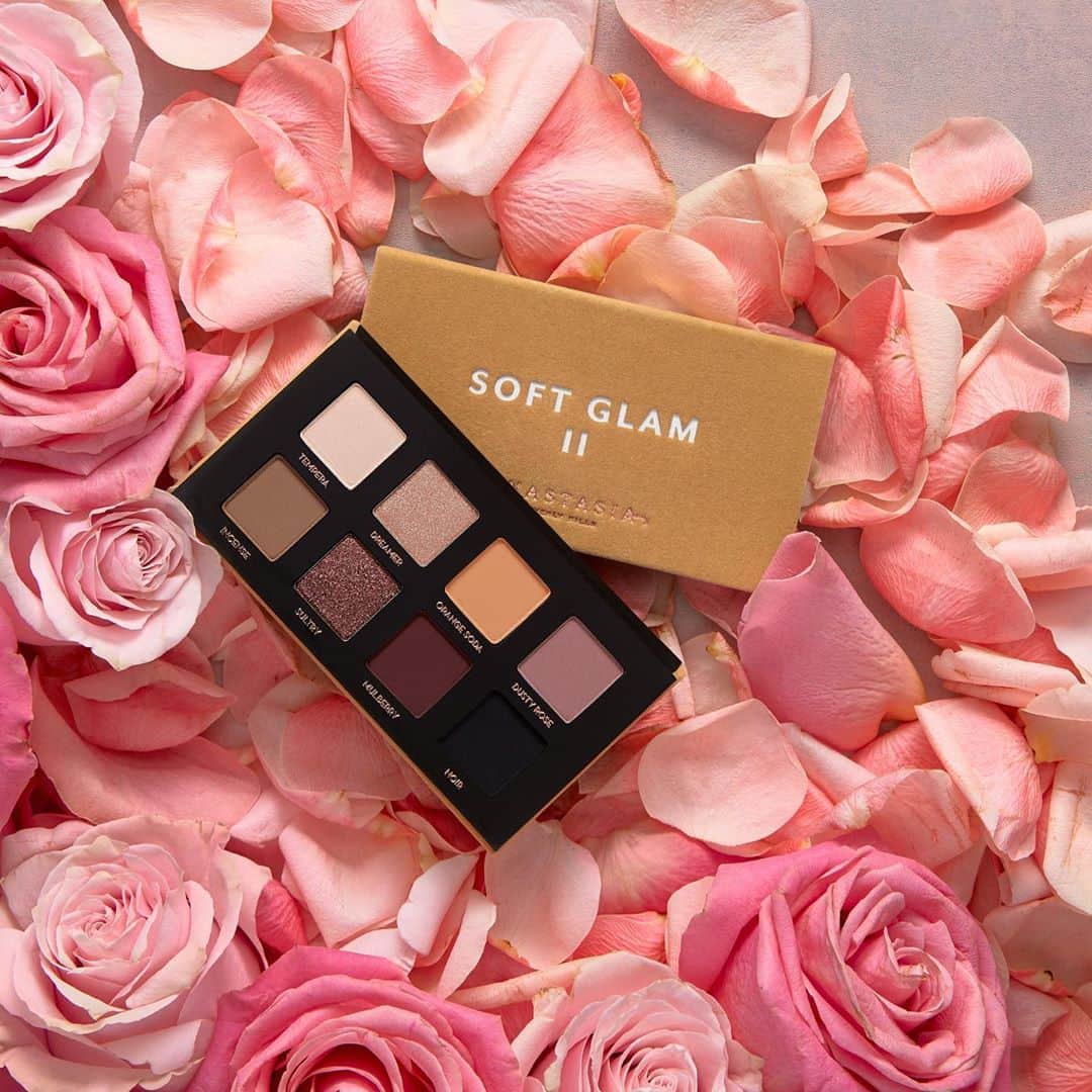 Anastasia Beverly Hillsさんのインスタグラム写真 - (Anastasia Beverly HillsInstagram)「We love a glam moment any day 🌹  So excited for the launch of Soft Glam II Mini Eyeshadow Palette  on October 5th   _________________ MUA @anthonyhnguyenmakeup   Hair @milesjeffrieshair」9月23日 12時06分 - anastasiabeverlyhills