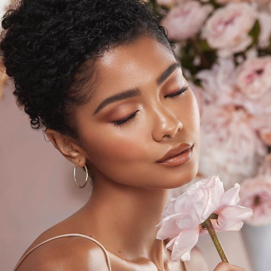 Anastasia Beverly Hillsさんのインスタグラム写真 - (Anastasia Beverly HillsInstagram)「We love a glam moment any day 🌹  So excited for the launch of Soft Glam II Mini Eyeshadow Palette  on October 5th   _________________ MUA @anthonyhnguyenmakeup   Hair @milesjeffrieshair」9月23日 12時06分 - anastasiabeverlyhills