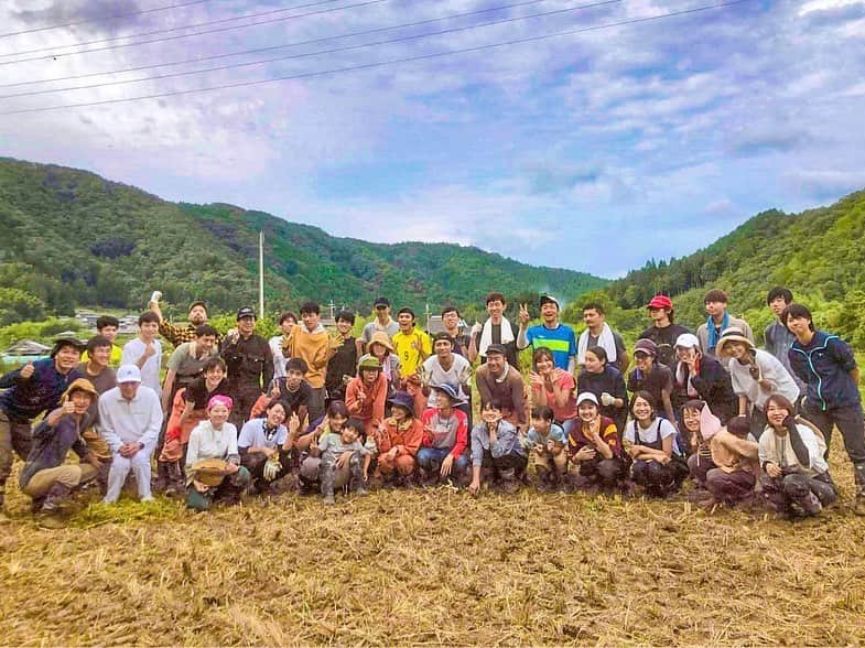 木嶋菜穂子のインスタグラム：「.﻿ ﻿ 昨日は稲刈り🌾✨✨﻿ ﻿ 京都 綾部の﻿ 山に囲まれた気持ちいい田んぼへ﻿ ﻿ ﻿ ﻿ 土のにおいと﻿ ﻿ あふれる緑のなか﻿ ﻿ 一束ずつ手で収穫したり﻿ 泥がついたのをよけたり﻿ ﻿ 日常では体験できない﻿ 心から癒される時間でした♡﻿ ﻿ ﻿ ﻿ ﻿ そして、﻿ どんどん収穫されて﻿ 広くなっていく田んぼに﻿ ものすごく達成感✨﻿ ﻿ ﻿ 目にみえるゴールを﻿ 達成していくのは﻿ なんかエネルギーわいてきますね♡﻿ ﻿ (大人数だから感動もある🥺)﻿ ﻿ ﻿ ﻿ ﻿ また、今回は、娘も一緒に﻿ 参加させていただき、﻿ 二人とも人生初の稲刈り体験。﻿ ﻿ ﻿ どろんこになって﻿ 稲でいっぱいのバケツを運び、﻿ ﻿ もう生き生きとしてる顔をみて﻿ ﻿ たくましくなったなぁと🥺💕﻿ ﻿ ﻿ ﻿ こういう時間を﻿ ゆっくり楽しめるようになった最近﻿ ﻿ ほんとに心から豊かに﻿ 生きられるようになったなぁと思う♡﻿ ﻿ ﻿ 収穫したお米を﻿ いつか一緒に食べられる日が楽しみ☺️﻿ ﻿ - - - - - - - - - - - - - - - - - - ﻿ ﻿ 👗おうちで起業・副業したい方へ﻿ ﻿ 会社員でも、在宅主婦でも﻿ 知識ゼロから毎月5〜70万 へ﻿ ﻿ \ 難しくない！スマホでできる！/﻿ ﻿ 女子の楽しい毎日をつくる👠✨﻿ ﻿ "やさしいアパレル輸入物販"﻿ メルカリ物販コミュニティ LINO﻿ ﻿ ﻿ ※﻿ 新規むけ全国セミナーはお休み、﻿ オンライン無料個別相談 受付中♡﻿ ﻿ 💌お問い合わせは﻿ プロフィールのトップリンク﻿ LINE@より﻿ ﻿ ﻿ #綾部農民デビュー」