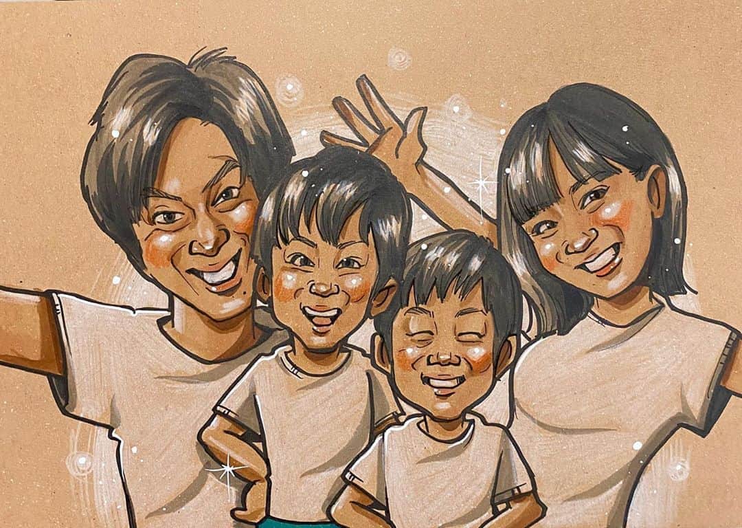 似顔絵★𝗚𝗢𝗥𝗜𝗞𝗜𝗡𝗚のインスタグラム：「同じ方からの二枚目❤️ . . . #gorikingの茶色い紙シリーズ で、 同じくご家族皆さんをーーー💕⭐️✨  少し表情を変えてからーの、 こちらも笑顔😊😊😊😊❤️  . . . ご依頼ありがとうございました💕⭐️✨  . . . ❌❌現在は、予約受付終了してます❌❌ 。 . . .  2020年度ご予約のお客✨ 現在75番までの方へ案内中です🌟✨💕 DMの確認いただきgmailへ返信宜しくお願い致します🙇‍♀️🌟✨✨ . . . .  次回の予約応募は、2020年のご予約分を書き終える予定の 来年春から夏頃の、、、予定です。 ※あくまでも予定なので前後します🙇‍♀️ . . . .  オーダー再開の際には 人数制限あるため必ず予約ができるわけではございません。 そのことも踏まえた上で 次回ご検討いただけると嬉しいです(^^) . . また、結婚式の使用を考えてくださる方も多いです✨  前々からお伝えしていますが、 基本的に予約順に対応しているため、 近々の納期を希望される方は、 対応できないこともあるので、 あらかじめご了承ください💦 . . . . . ※今回予約が取れた方へ※ . .  写真がまだ用意できてない、入金が遅れそうなど、状況により、順番が前後することもございます‼️ あらかじめご了承ください。 。 . . . また、芸能人、キャラクターのオーダー、パロディ風オーダーはお断りしています。  芸能人については、ご本人様に直接プレゼントなどはOKです。 . . . . . . 💰料金表は過去投稿記事みてね❤💰 . . . . . ➡️ハッシュタグ⇨ goriking117料金表2019⬅️ . . ✨✨✨✨✨✨✨✨✨✨✨✨✨✨✨✨ @by.goriking のアカウントでは、 過去書かせて頂いたお客様方からの、 似顔絵のその後のお写真をいただき、 投稿しております^ - ^❤️❤️ 玄関に飾ってある似顔絵、 渡した瞬間のお写真、 ご本人とのお写真などなど💕 いろんな場面でのお写真お待ちしております^ - ^✨⭐️ . . . .  #似顔絵#pencildrawing#drawing#pencil#illust#painting#art#artwork#絵描きさんと繋がりたい#似顔絵師#gorikingの似顔絵屋さん#仲良し家族#仲良し兄弟#兄弟子供#ブラザーズ#brothers#kids#kids_japan#comicart#anime#animeart#comicartist#animejapan」