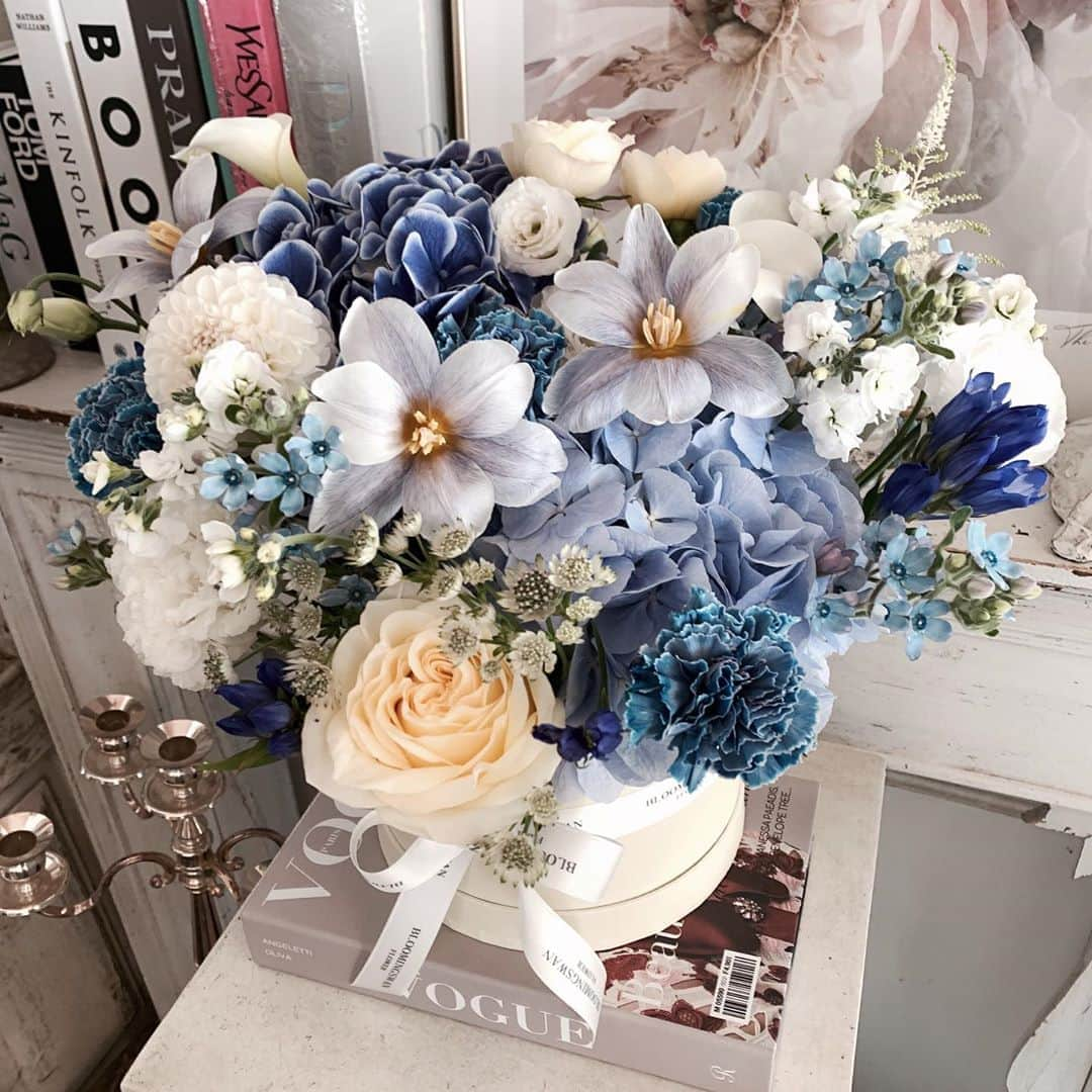 Florist.janeさんのインスタグラム写真 - (Florist.janeInstagram)「#블스박스 💙  . . . . . .  👆🏻블스 주문건 경우 배송료는 모두 별도 입니다. . ✌🏻배송 시간은 매번 달라지는 교통 상황에 따라 정각에 맞출  수 없으며 대략적인 시간대에 배송해드립니다.(ex 1시-2시)  👌🏻상품 문의시 원하시는 작품 캡쳐후 문의주시면 빠르게 답변도와드리겠습니다💕  🤟🏻매번 달라지는 꽃 시장 상황에따라 샘플 사진과 100% 동일하게 제작은 어렵습니다. 최대한 비슷하게 또는 사진 보다 더욱 예쁘게 제작해드리니 전적으로 플로리스트 의견을 믿어주세요 🙏🏻  .  . . . . . #블루밍스완 #꽃집 #꽃선물 #부모님생신 #결혼기념일 #결혼10주년 #와이프생일 #와이프선물 #프로포즈 #기념일선물 #플라워박스 #논현동꽃집 #강남꽃배달 #연예인서포트 #연예인선물 #꽃배달 #flowers #florist #선물스타그램 #일상 #데일리스타그램 #강남꽃집 #환갑선물 #생신선물 #생일선물 #선물추천」9月23日 11時59分 - jane.florist