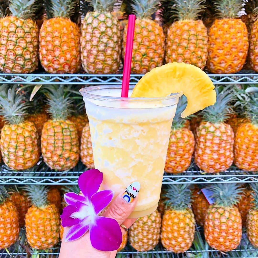 shihoのインスタグラム：「💛🍍🧡🍍💛 ・ その場で搾って作ってくれる パイナップルジュースは 最高で最高においしーーい🥳！！ ・ 後ろにズラっと並んでる パイナップルを見ただけでも なぜかわくわくわくわく♡ なんでこんなにパイナップルって 美味しくてかわいーんだろ🥺笑💛 ・ 過去のHawaiiネイルは　#shiho_nails に まとめてあるのでぜひ見てみてね♡ ・ #hawaii#islandofoahu#oahu#ハワイ#trip #オアフ島#travel#loco_hawaii#travel_jp #funtorip#タビジョ#旅MUSE#genic_travel #genic_mag#たびねす#旅行#genic_hawaii #pineapple#nail#ジェルネイル#oahuhawaii #tabijyomap_hawaii#lealeahawaii#2020」