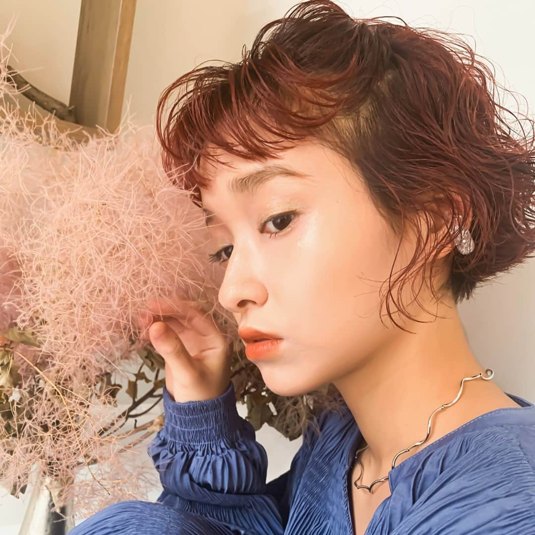 HAIRさんのインスタグラム写真 - (HAIRInstagram)「「ボブにゆるふわパーマを＋してっ😍💗」 HAIR掲載スタイリスト： 井上真由美（ @elle_mayu1125 ） . -----------------------------------------------------------  Follow me👉🏽 @hair.cm  HAIR webサイトは「HAIR（ヘアー）」で検索！✨  -----------------------------------------------------------  HAIRは、お客様の『なりたいを叶えるスタイリスト』が集まるサイトです。  日々スタイリストの方々の素敵なヘアスタイルを掲載しています。  投稿スナップ数約40万の中から、気に入ったスタイルを見つけませんか？  HAIRを通じてサロンに予約もできますよ！💕  ----------------------------------------------------------- . . #ボブ #モード  #切りっぱなしボブ #ミニボブ #ゆるふわパーマ  #ヘアスタイル #ヘアカタログ #ヘアカラー #ヘアスタイリング #髮型 #髮型屋 #髮型設計 #发型 #短髮 #日系髮型 #女生髮型 #女生短髮 #염색 #헤어 #단발 #bob #복구펌 #짧은머리 #숏컷」9月23日 12時00分 - hair.cm