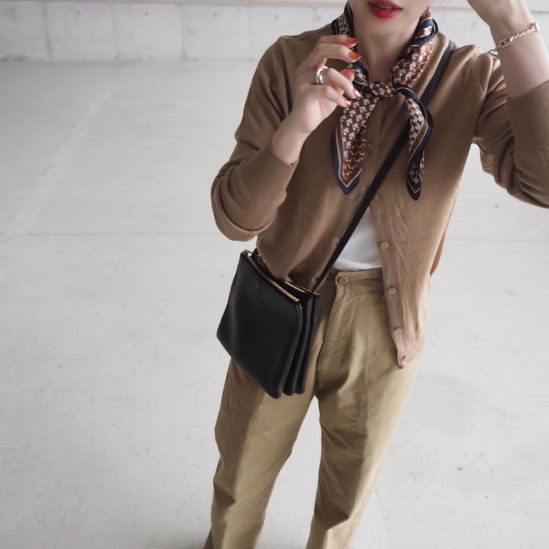 DHOLIC SNAPのインスタグラム：「@o_____m9さんの#dholicsnap⁠ 　⁠ CARDIGAN：@dholic_official⁠ 　⁠ 【LADIES+】⁠ #スカーフ付ボタンカーディガン⁠ 全4色￥5,984(税込)⁠ 　⁠ みなさんもぜひ#dholicsnap をつけて⁠ コーディネートを投稿してください📸💕⁠ 　⁠ ※上記以外のご着用アイテムにつきましては品切れ商品、または、私物となります。⁠ 　⁠ #DHOLIC#dholicism#fashion#ootd⁠ #プチプラコーデ#今日のコーデ#今日の服⁠ #カーディガン#秋服#秋コーデ#スカーフコーデ⁠ #ワントーンコーデ#ブラウンコーデ#大人カジュアル」