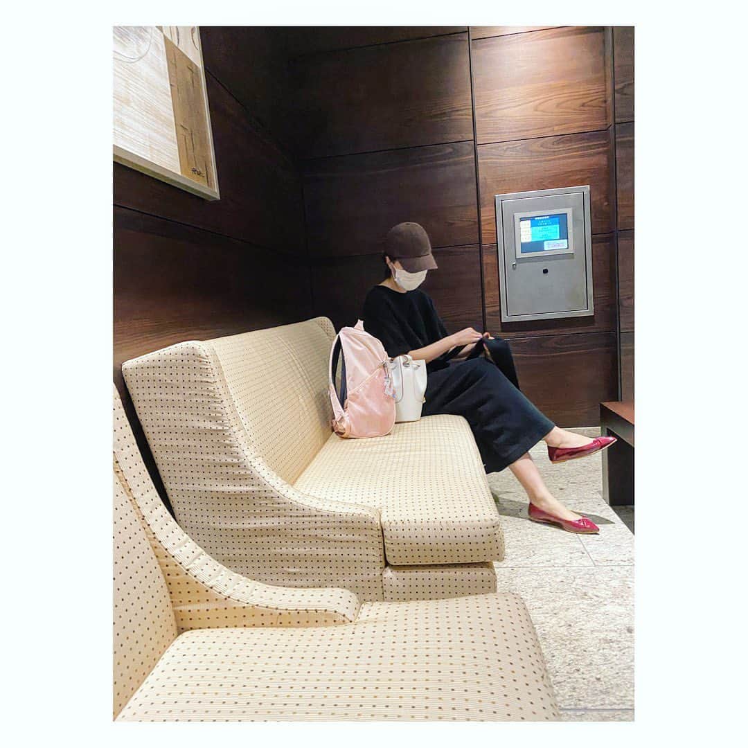 廣瀬規子のインスタグラム：「今朝、駐車場で車が出てくるのを待っている図📸 ・ Photo by お嬢🧚‍♀️ ・ なかなか上手に撮ってくれました😄 ・ てかてか、やっぱり　@kurun_official のバレエシューズ、たまらなく履きやすい😳😍 ・ 足も綺麗に見えるし、やっぱり好きだわ😊💕 ・ 以下、試せる場所、載せときますね🙋‍♀️ ・ ■POP UP STORE 🌸ジェイアール京都伊勢丹3階=シューズ&バックス 2020年9月16日(水)〜9月29日(火)  🌸日本橋髙島屋S.C.本館3階シューワールド 2020年9月30日(水)〜10月6日(火) ■NEW OPEN  🌸ニュウマン新宿にフィッティングサロン「kurun TOKYO fitting salon」 ・ #kuruntokyo  #クルントウキョウ #バレエシューズ #madeinjapan #3歳のカメラマン」
