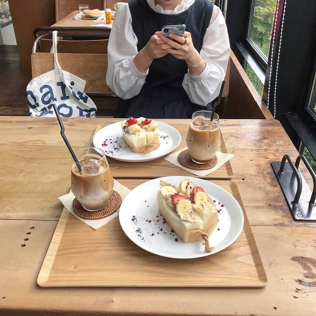 isutaさんのインスタグラム写真 - (isutaInstagram)「絶品モーニングが食べられるカフェ♡﻿ ﻿ ﻿ 北海道、札幌にある「ATELIER Morihiko（アトリエ・モリヒコ）」は、同じく札幌にある人気カフェ「森彦」の2号店。﻿ ﻿ ﻿ コーヒーがおいしいと、ファンがとっても多いのだそう♩﻿ ﻿ ﻿ IG上では、モーニングが絶品かつ、かわいすぎると評判なんです！﻿ ﻿ ﻿ フルーツが彩られたサンドイッチと、オリジナルのコーヒーを朝からいただけば、一日ハッピーに過ごせるはず♡﻿ ﻿ ﻿ 気になる方はぜひチェックしてみてください♩﻿ ﻿ ﻿ 【ATELIER Morihiko】﻿ 住所：北海道札幌市中央区南一条西12-4-182 ASビル 1Ｆ﻿ 営業時間：［月～金］8:00～22:00﻿ 　　　　　［土・日・祝］11:00～22:00﻿ 定休日：不定休﻿ ﻿ ﻿ photo by﻿ @0921cw﻿ @photomaru__﻿ @_a.noopy_﻿ ﻿ ﻿ #isuta #イスタ #isutapic﻿ #isutacafe #カフェ巡り #おしゃれカフェ﻿ #カフェスタグラム #北海道カフェ #北海道カフェ巡り﻿ #cafe #札幌カフェ #札幌カフェ巡り ﻿ #atliermorihiko #アトリエモリヒコ﻿ #cafestagram #カフェ #カフェ好き﻿ #お洒落な人と繋がりたい #喫茶店﻿ #カフェ好きな人と繋がりたい」9月23日 12時03分 - isuta_jp