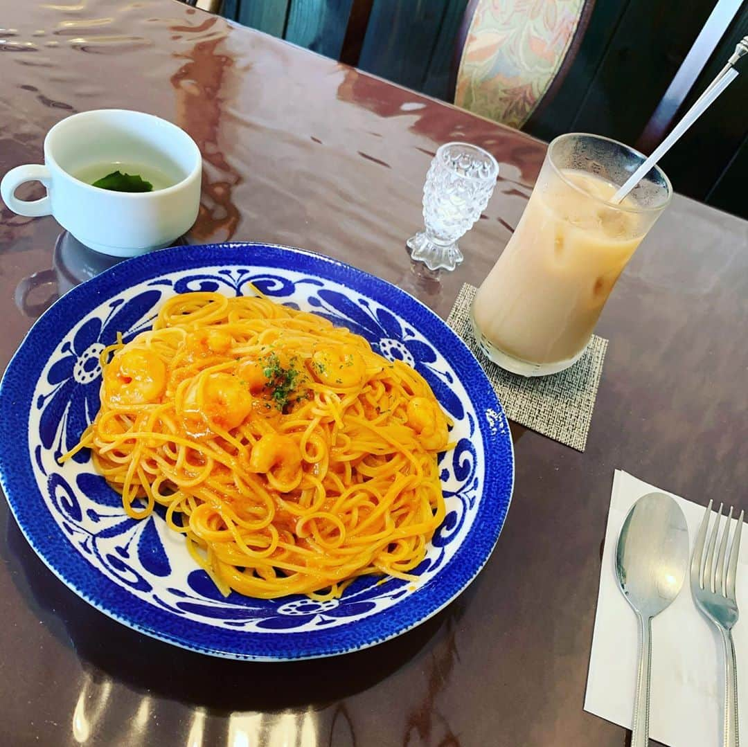 足立英昭のインスタグラム：「素敵なカフェを発見。 少し早めの Lunch time.  さて、書きます。 そういえば…。  #いやなんでもない #ちょっと一息 #素敵なカフェ #今日は一日一休み」