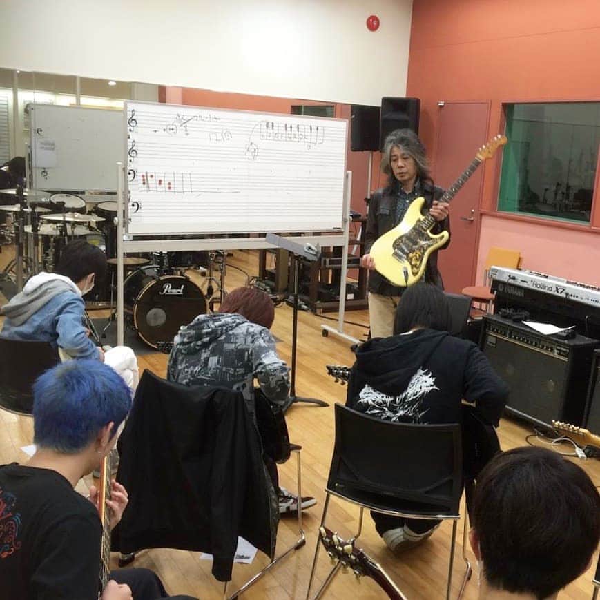 日本工学院さんのインスタグラム写真 - (日本工学院Instagram)「過去に行われたミュージックアーティスト科の「音楽理論」講習の様子です♪ ギターで実演しつつ学んでいくので、スムーズに理解することが出来ます😁 . この回では、ブルースやロックに欠かせないブルーノートについて、学びました❗ . . 「#日本工学院」をチェック！！ 学生が投稿したリアルな日常風景を見ることができますよ！ . . #nihonkogakuin #専門学校 #日本工学院八王子専門学校 #日本工学院専門学校 #教職員投稿写真 #ミュージックアーティスト科 #若きつくりびと #アーティスト #ミュージシャン #音響 #音響機材 #ライブハウス #ライブ #バンドマン #バンド #演奏  #シンガー #音楽好き #作詞作曲 #ブルーノート #ブルース #ロック #ロックミュージシャン」9月23日 12時14分 - nihonkogakuin