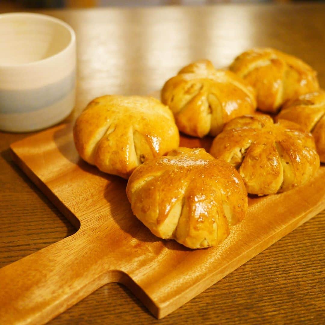 COLLOのインスタグラム：「くるみパン🍞🥐🥖  #手作りパン  #くるみパン  #4連休頑張った #こどものいる暮らし  #夜撮ると暗い」