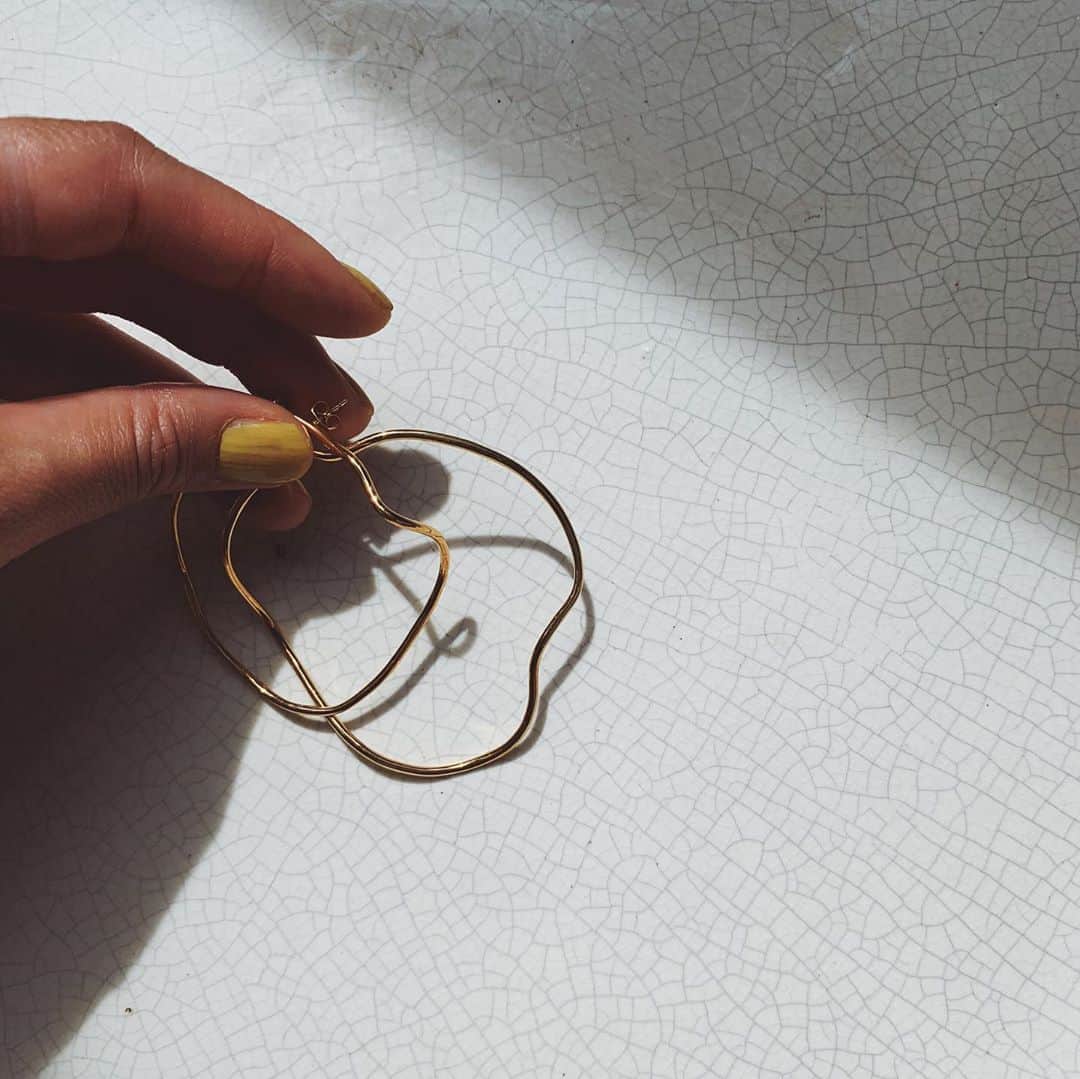 ジュジュのインスタグラム：「本日pm5:00 re:stock✍️ . 問い合わせの絶えない "gold hoop pierce earring" . 色が濃い目のgoldで、形状と共に存在感を放ちます...✨ . .  #AkariH#accessory#costumeaccessory#fashion#アクセサリー#アクセ#大振りアクセサリー#jewelry#ジュエリー#pierce#earring#ring#bracelet akarih#akarihchic#アカリ#アカリチック#Akarih#アカリ #2020aw#awcollection#www.akari-h.jp#hrkフク」