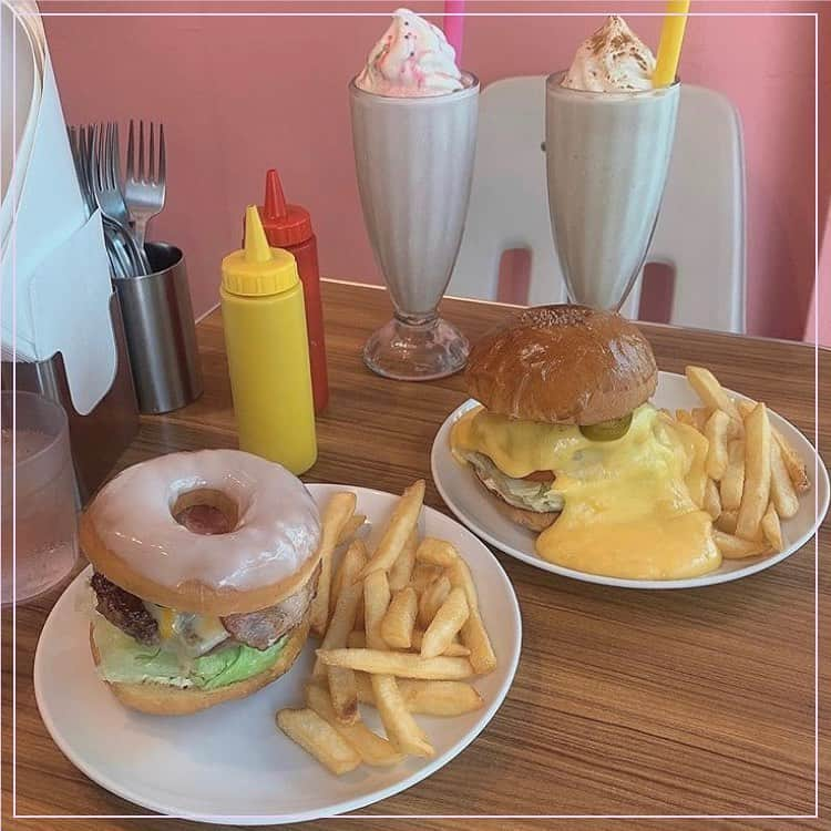 ピコフードさんのインスタグラム写真 - (ピコフードInstagram)「. ドーナツ×ハンバーガー🍩🍔😂 ルーサーバーガーという名の異色の組み合わせが想像を絶するおいしさだと話題💞 あまじょっぱいグルメ好きな人は行くべし！！ . 🍽️🍽️🍽️🍽️🍽️🍽️🍽️🍽️ お店のタグ #burgerandmilkshakecrane  他の地域を探す #piko_湯島 . 🍽️🍽️🍽️🍽️🍽️🍽️🍽️🍽️ . @buro_kori  @akari07k  @tsumopiyo  @o.a.nnn  さんありがとうございます😊 .  🐥 🐥 🐥 🐥 🐥 🐥 🐥 🐥 🐥 🐥 🐥 🐥 . ※最新の情報は調べてご確認をお願いします🙇🏻‍♀️ . 関東圏内のオシャレなグルメの投稿を厳選し、 紹介してます👣👀 オシャレなグルメを見つけよう！➡️ @piko_food_ #piko_food もつけて投稿してくれると いいねとたまにコメントしに行きます❤️ . 🐥 🐥 🐥 🐥 🐥 🐥 🐥 🐥 🐥 🐥 🐥 🐥 . #バーガーアンドミルクシェイククレイン #クレイン #ハンバーガー巡り #ハンバーガー屋 #ハンバーガー部 #ハンバーガー好きな人と繋がりたい #ドーナツハンバーガー #湯島グルメ #湯島カフェ #湯島ランチ #末広町グルメ #末広町カフェ #末広町ランチ #ドーナツ屋さん #ドーナツ大好き #hamburger #ルーサーバーガー #일본카페 #도쿄카페 #東京グルメ #東京ランチ #東京カフェ #東京カフェ散歩 #東京グルメ旅 #東京カフェめぐり」9月23日 12時08分 - piko_food_