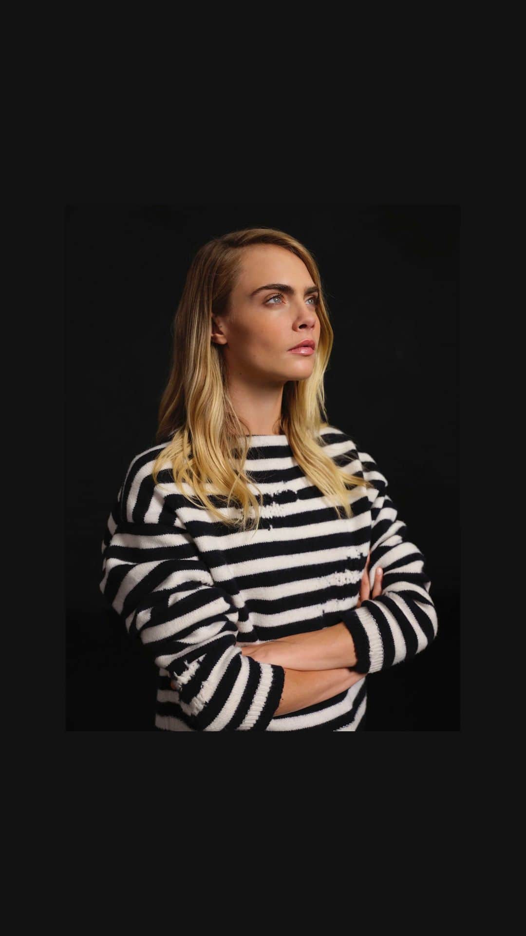 カーラ・デルヴィーニュのインスタグラム：「With #DiorStandsWithWomen, I am proud to share my story and pass on my experience alongside other extraordinary women.  By speaking out, I stand with the Charlize Theron Africa Outreach Project - Youth Leaders Scholarship programme. With the support of @diorparfums, this programme finances university education for South African students.  So that we all women progress, heads held high. #DiorChinUp @ctaop @charlizeafrica」