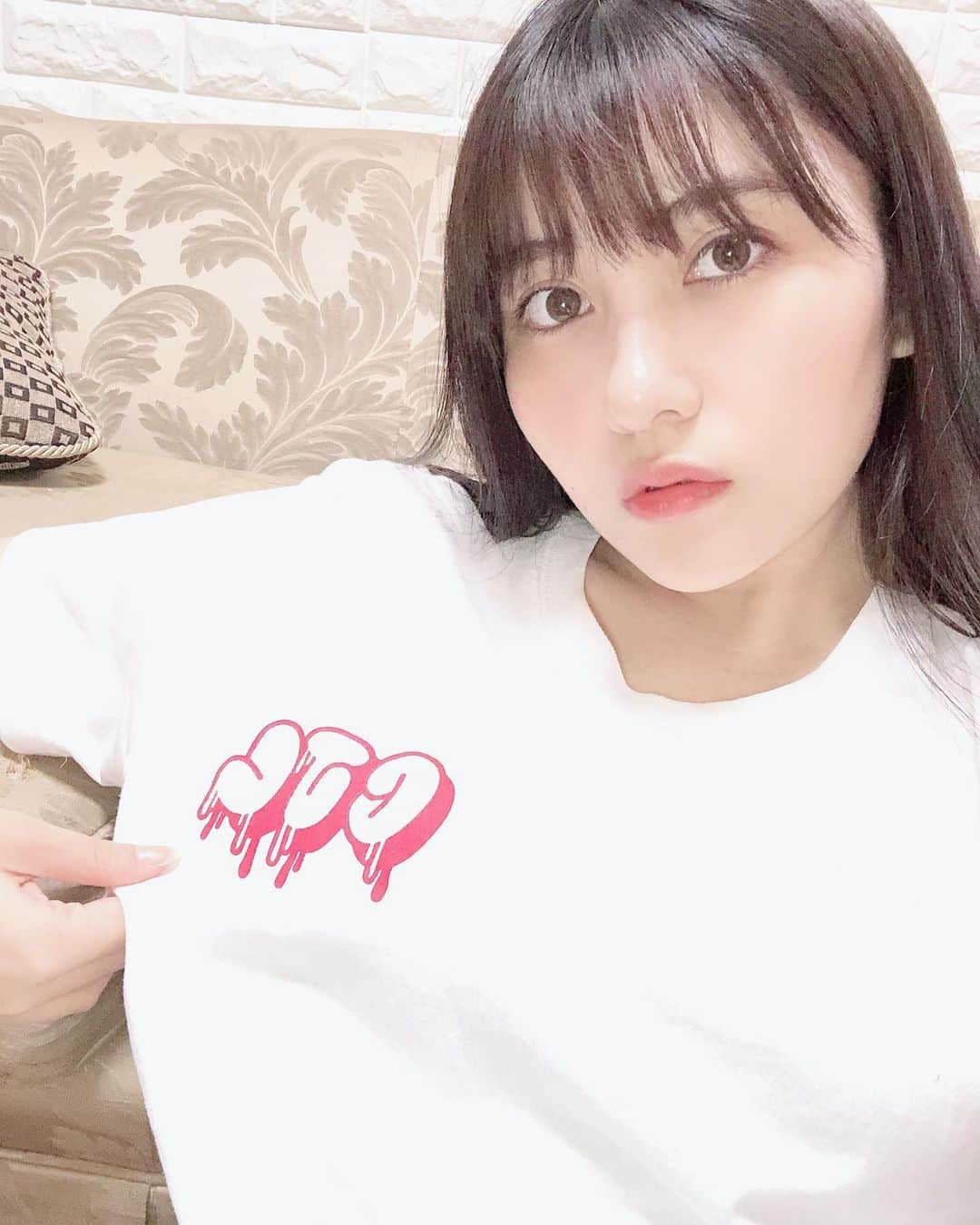 のインスタグラム：「めちゃんこ可愛いてぃーしゃつ。 ❤︎☞☞☞@cjl_in_the_hood ☜☜☜❤︎ 友人がやってる洋服屋さん、お気に入りすぎて舞台 #君の様に鳥が啼く のパンフレット撮影で着ちゃいました☺️☺️また、全身近々あっぷします❤︎ #Tシャツ #可愛い #白ティー #instanttattoo  #instalike #instagram  #instagood #insta #instapic #instaphoto」