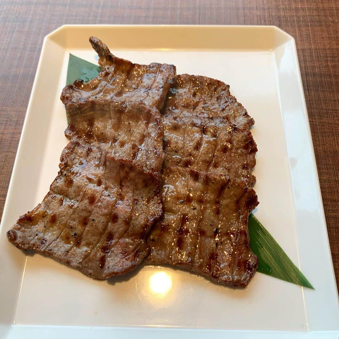 黒沢薫さんのインスタグラム写真 - (黒沢薫Instagram)「#swipe⬅️ #lunch#beeftongue  #yummy #happy #power #instafood #instagood #lovelife #薄切り#厚切り」9月23日 12時25分 - kaorukurosawa_lovelife