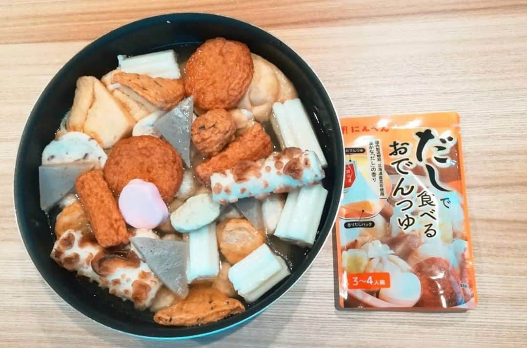 のインスタグラム：「こんにちは🤗﻿ 今日は @harumindayoo さんの #秋のにんべんごはん2020 投稿をご紹介します🐟✨✨﻿ #にんべん の「 #だしで食べるおでんつゆ 」を使ってくださいました🍢💓﻿ 最近ぐっと気温も下がって、おだしが恋しくなりますね〜🥰﻿ ﻿ .﻿ .﻿ .﻿ ﻿ ﻿ 今日肌寒くて、温まりたくおでんを作りました🍢﻿ 鰹節のだしを効かせた「濃厚おでんつゆ」と、鰹節と昆布の「香りだしパック」で味わう香り豊かなおでん♥﻿ 出汁が効いてるから、汁までおいしい☺️﻿ ついつい具だくさんにしてしまう。﻿ ﻿ にんべんさんありがとうございます！﻿ ﻿ #秋のにんべんごはん2020﻿ #にんべん新商品2020秋冬﻿ #にんべんだしアンバサダー﻿ #だしのある生活﻿」