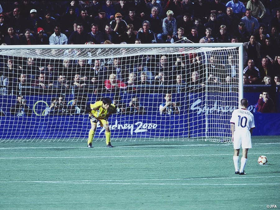 日本サッカー協会さんのインスタグラム写真 - (日本サッカー協会Instagram)「【#OnThisDay】2000.9.23🔙  シドニーオリンピック　準々決勝 #U23日本代表 2-2(4PK5) アメリカ 📍ハインドマーシュ・スタジアム ⚽#柳沢敦 #高原直泰  20年前の今日。1次ラウンドではブラジルに敗れるが、2勝1敗で準々決勝に進出。むかえたアメリカとの戦いはPK戦に。日本の4本目、中田英寿のシュートは無情にもポストを叩き、4強入りにあと一歩で敗れた。  GK #楢﨑正剛 DF #中澤佑二 #森岡隆三 #松田直樹 MF #酒井友之 #明神智和 #稲本潤一 #中村俊輔 #中田英寿 FW #柳沢敦→65' #三浦淳宏 #高原直泰  監督 フィリップ #トルシエ  #jfa #daihyo」9月23日 12時26分 - japanfootballassociation