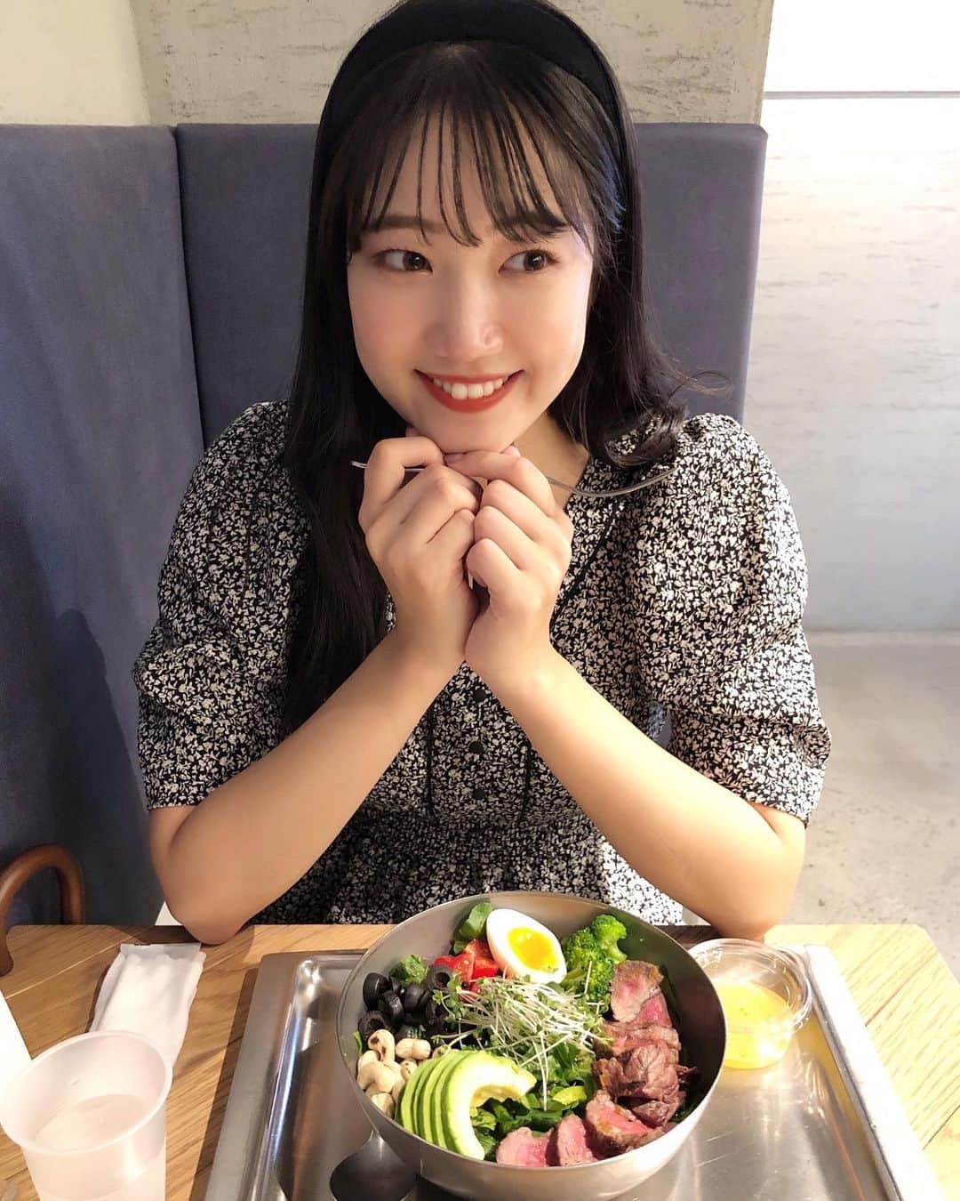 鈴木志歩のインスタグラム：「念願のモルノダでご満悦な鈴木さん💗 . . . #molnoda #lunch #saladbowl #healthyfood #맛집 #푸드스타그램 #점심 #점심시간 #맛집탐방 #얼짱 #얼스타그램 #모델 #오늘의훈녀」