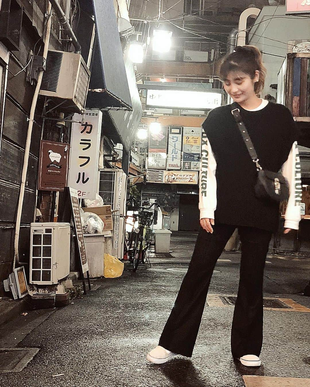 畑中奈緒美さんのインスタグラム写真 - (畑中奈緒美Instagram)「・ モノトーンコーデ☺︎ 今の時期はニットベストが大活躍でございます✌︎・ ・ ・ #coordinate #fashion #outfit #ootd #blackcode #uniqlo #tokyo #コーディネート #ファッション #ユニクロ #ユニクロコーデ」9月23日 12時40分 - hatanaka_naomi