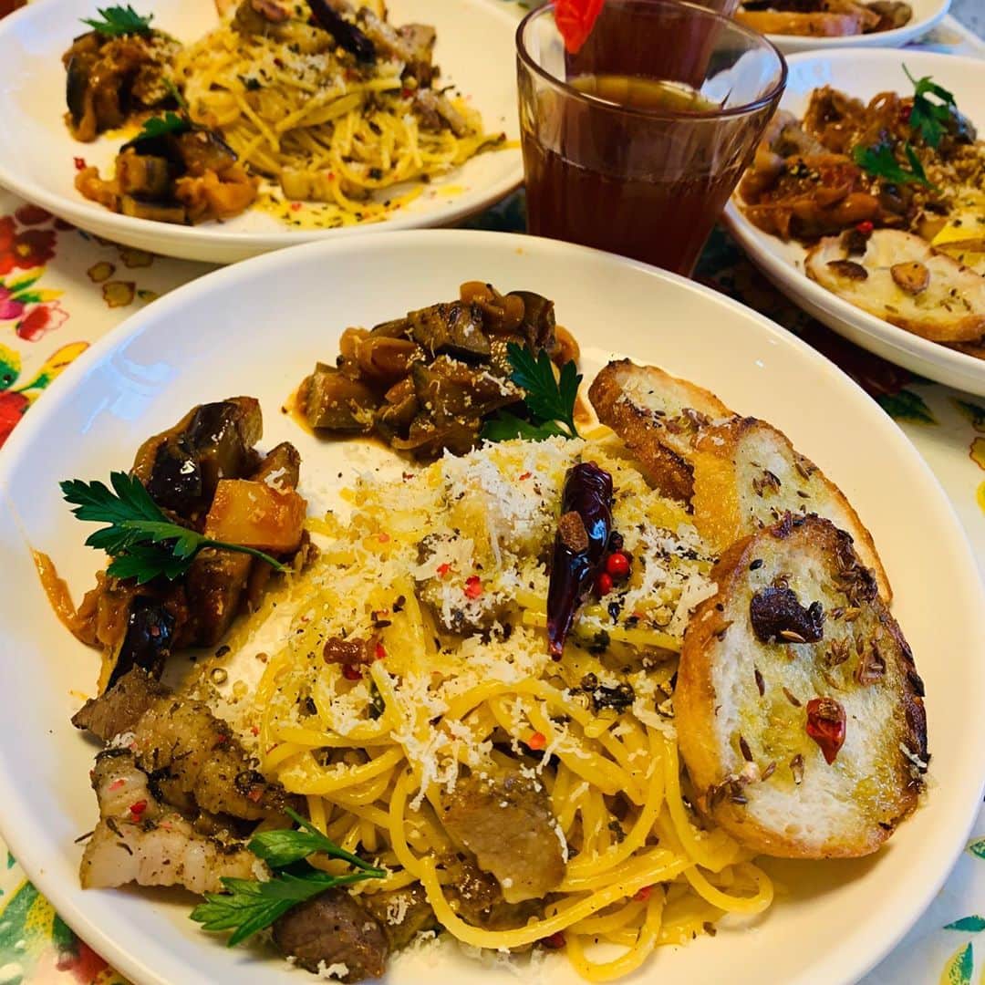 一条もんこさんのインスタグラム写真 - (一条もんこInstagram)「スパイス料理とカレーの料理教室『Spice Life』。  4連休は連日レッスンで盛り上がっておりました。  スパイスはカレーだけでなく、 様々な料理に生かすことができます。  スパイスパンチェッタ料理のレッスンは、インド料理でよく使うスパイスを本格イタリアンに使用する、創作料理。 イタリア料理とスパイスって結びつかないようで実はすごく相性が良いのです。 スパイスの特性を生かせばいつもの味が何倍も美味しく、素敵な味になります。難しいことはなく、誰でも作ることができます。  ※レッスンは現在全日満席をいただいており、ご案内が12月以降になります。申し訳ございません。 （レッスン日、お問い合わせは料理教室専用Twitter@SpiceLife7へお願いいたします。） #料理教室#レッスン#Spice Life#スパイスライフ#渋谷#カレー#curry#スパイス#スパイス料理#イタリアン#創作料理#カルボナーラ#カポナータ#万能オイル#楽しい時間#現在満席です#チーズ警察#一条もんこ」9月23日 12時41分 - monko1215