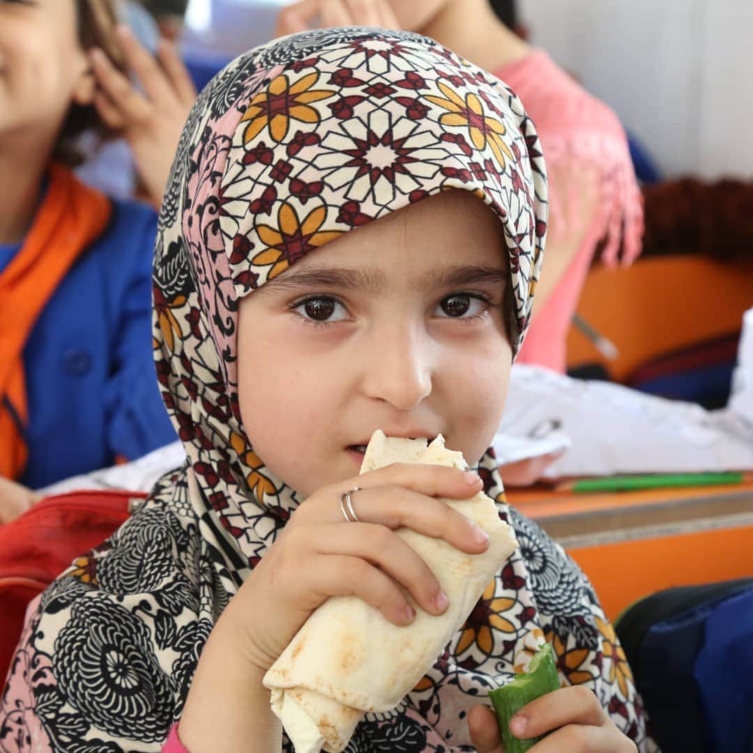 国連WFP 世界食料デーキャンペーン2015さんのインスタグラム写真 - (国連WFP 世界食料デーキャンペーン2015Instagram)「国連WFPの学校給食支援🍚  学校給食が支援国にもたらすものは、子どもたちの栄養状態や健康の改善だけではありません。出席率や成績向上など生活の質の改善にも繋がります。  国連WFPは現在「ゼロハンガーチャレンジ～食品ロス×飢餓ゼロ～」を実施しています。  世界では生産された食べ物が日々廃棄されており「食品ロス」が大きな問題となっています。そして残念ながら日本も「食品ロス」大国の一つです。  このゼロハンガーチャレンジ期間中に 食品ロスを減らす取り組みをして、  ハッシュタグ #食品ロスゼロアクション #ゼロハンガー2020 #国連WFP 付きでSNS投稿して下さい！  1投稿で4人分の給食を途上国の子どもたちに届けることができます😊  Photo: WFP/Marwa Awad  #食品ロス #食品ロス削減 #ゼロハンガー #ZeroHunger #SavingLives #食糧支援 #worldfoodprogramme #国際協力 #社会貢献 #SDGs」9月23日 12時41分 - jawfp_official