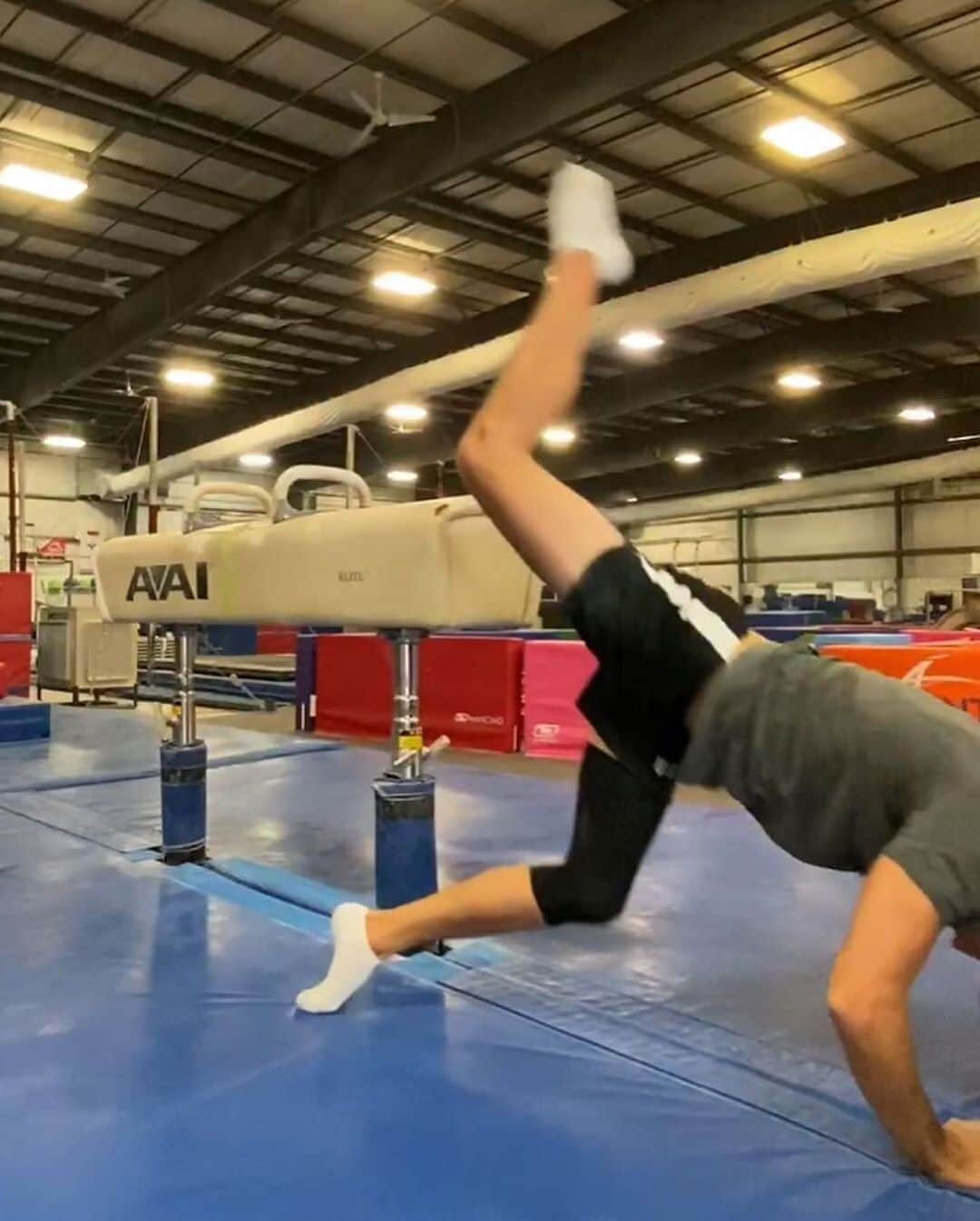 Inside Gymnasticsさんのインスタグラム写真 - (Inside GymnasticsInstagram)「But we still point our toes when we fall!😂👏 #gymnastlife @alecyoder   #gymnast #gymnastics #athlete #form」9月23日 12時39分 - insidegym