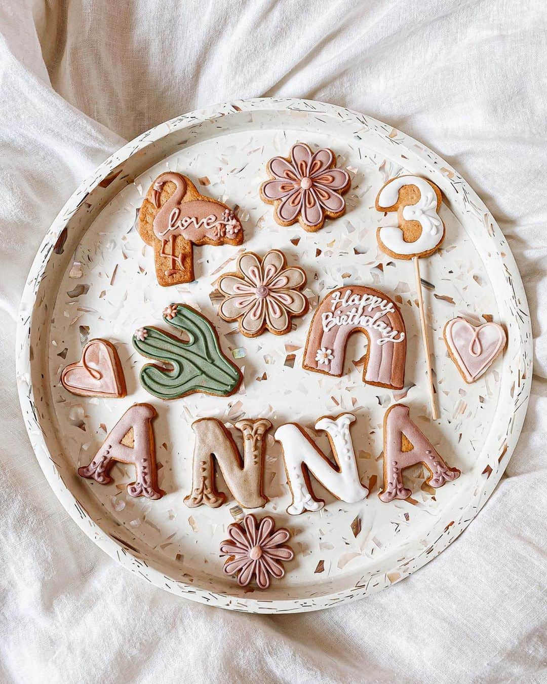 のインスタグラム：「𝙨𝙤 𝙨𝙥𝙚𝙘𝙞𝙖𝙡 🌼🌵🦩🌈  @madeby_coyuri さんのクッキー🍪 センスも色合いも全てが可愛すぎて…！！🥺  やりたかった誕生日リストの1つだったから念願叶いました😭🙏🏻❤️ 可愛すぎて食べる前にずーと見ちゃう✨  #birthday #birthdaycookies #icingcookies」