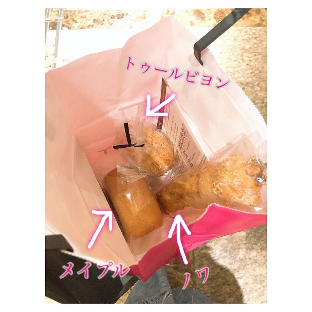理絵さんのインスタグラム写真 - (理絵Instagram)「昨日は撮影の帰りにどうしてもPOINT ET LIGNEのパンが食べたくなり  東京駅で下車してお店に寄ってみたら時間帯が少し遅かったせいか残り少なめ  しかし今回はトゥールビヨンがありました！メイプルは最後の一つでした！  メイプル…癒されます  そして最近は紙袋🛍も有料化されていることも多いですが、こちらは無料でピンクの可愛い紙袋に入れてくれて嬉しい  #pointetligne #ポワンエリーニュ #パン #パン屋 #pane #bread #빵 #tokyo #japan」9月23日 12時52分 - ____rie____