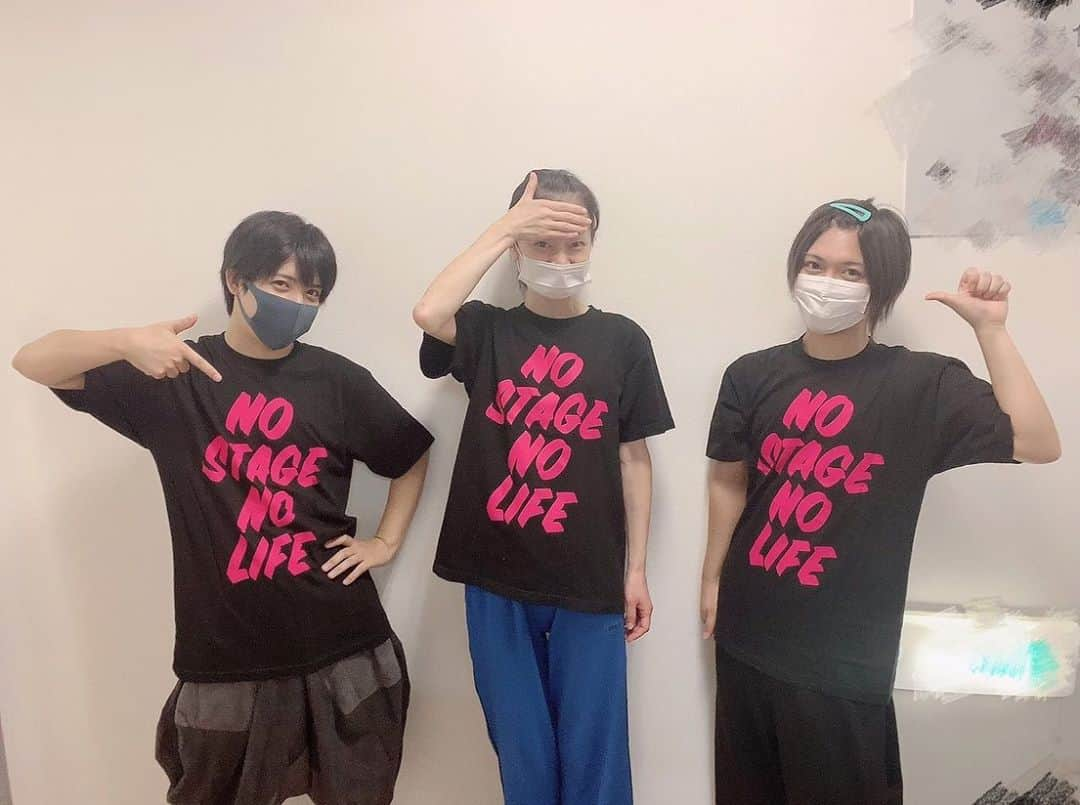 遠山景織子さんのインスタグラム写真 - (遠山景織子Instagram)「おそろいTシャツ☺️ #キャストコーポレーション  #ミーアキャット  #山中健太 くん#山中翔太 くん #双子 #双子サンド  #舞台  #舞台ぼくらの七日間戦争 #これからメイク致します#なので失礼します   #お疲れ様でした  #遠山景織子」9月23日 12時53分 - kyooko.9.tooyama