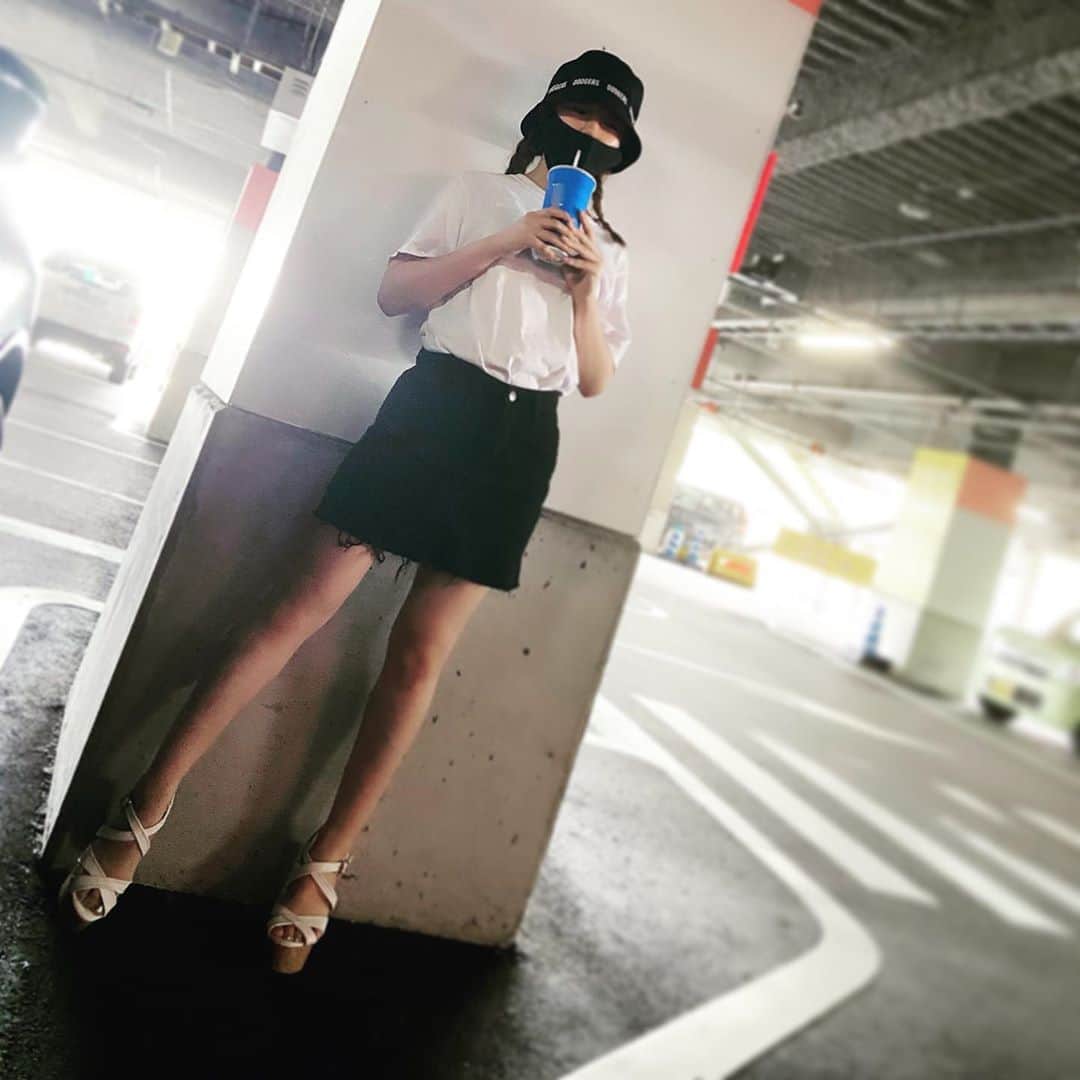 のインスタグラム：「スマホの素カメラで別人みたいに撮ってくれるママは名カメラマン📸 😛笑 . . . 今日も #福岡ソフトバンクホークス  9/23(水)18:00 PLAYBALL 予告先発投手は #田嶋大樹 投手 がんばれBuffaloes🤘🏻🏟 . . 今日はママと買い物💕 . . . #オリックス #オリックスバファローズ #bs2020 #BsGirls #ina_355 #orix #buffaloes #baseball #オリ姫 #プロ野球 #野球好きな人と繋がりたい #野球好き #野球女子 #야구#パリーグ  #野球 #フォロー  #ソフトバンクホークス #ホークス #素カメラ #加工無し #モノクロコーデ #バケットハット #ストリートファッション #フォローミー #フォロー #followｍe」