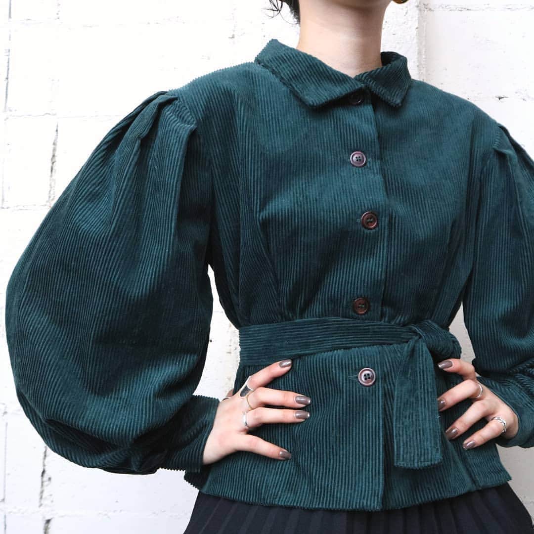 吉祥寺 古着屋 Orfeoのインスタグラム：「Volume Sleeve Corduroy Jacket  #orfeo #kichijoji #tokyo #vintage #used #fashion #coordinate #outfit  お問い合わせはインスタグラムのプロフィール掲載のメールアドレスにお願いいたします。コメント、DMでのお問い合わせは受け付けておりませんのでご了承ください。 ONLINE SHOPの商品も店頭にてご購入頂けます。気になる商品がございましたらスタッフにお声掛けください。  新型コロナウィルス感染拡大防止策を徹底した上で営業をしております。マスクの着用、入店時にアルコールでの消毒をお願いいたします。」