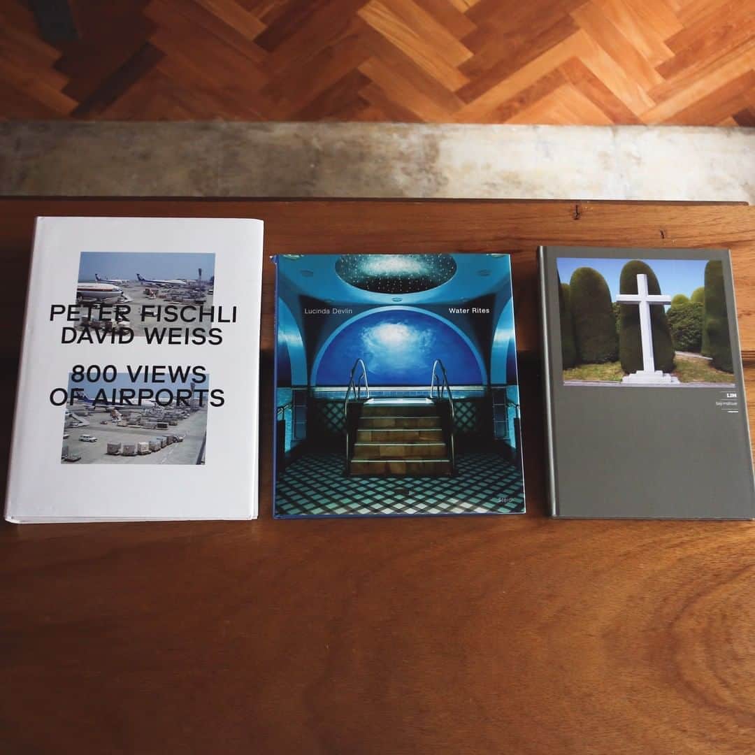 nostos booksさんのインスタグラム写真 - (nostos booksInstagram)「《空港と墓地、そしてお風呂。#今週のタイポロジー写真集》   ◯『Peter Fischli & David Weiss: 800 Views of Airports』 スイスで最も有名な現代アーティスト、フィシュリ＆ヴァイスが世界各地を旅するなかで通過した空港を写真に撮るプロジェクト。国籍を識別するものがいかにはかないかを問う一冊。   ◯『Lim』 写真家、松江泰治の写真集。墓地をテーマに全体にピントを合わせ、奥行きをなくした世界各国の墓地の風景は、「死」につきまとう情や思想といった「雰囲気」を断ち切り、フラットな視点を与えます。   ◯『Water Rites』 アメリカの女性写真家、ルシンダ・デヴリンの写真集。ドイツのリラクゼーション施設をテーマに、サウナや温泉、マッサージチェアなど、トーンやカラー、コンポジションまでも計算され尽くした作品を多数収録した一冊。      商品ページは商品タグからご覧ください。 ------------------- 現在実店舗は、土日祝のみの営業とさせていただいております。 オンラインストアは平日も通常通り営業しておりますので、ぜひご覧ください。 店内で安心してご覧いただくために、入店人数を4名に制限しています。休日のご来店は完全予約制ではありませんが、大変混み合いますので、ご来店の際はぜひ事前にご予約ください。 下記をご確認のうえ、オンラインストアの予約フォーム、またお電話やメールにてご連絡ください。   ・ご来店日時 （※混雑時はご利用時間を1時間とさせていただく場合がございます） 下記の時間帯からお選びください。 13〜14時 14〜15時 15〜16時 16〜17時 17〜18時   ・ご予約名 ・人数 ・お電話番号   ご予約はこちらから▼ TEL：03-5799-7982 Mail：info@nostos.jp  ---------------------」9月23日 13時00分 - nostosbooks