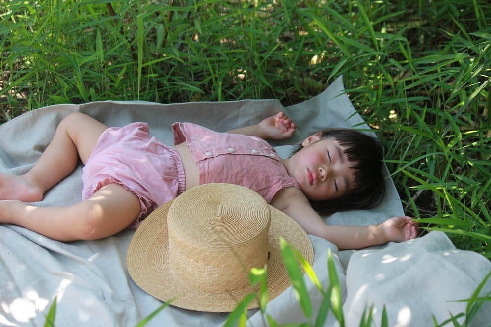 あやこのインスタグラム：「. 末息子が４歳になりました (過去の写真です) 勿論随分前から赤ちゃんではなかったけれど なんだか一区切りな気がして . 例えば３歳まではなるべく 白砂糖なしでとか 野菜は有機が理想とか 出かける先や過ごし方 私達夫婦なりにこだわって . ここから少しずつ 自分で選択していくのだね その目や心は養われたと信じて ひいてきた手をそっと離し 背中を見守ります . さてと私も自分を立て直そう 私は私 . そんなわけで 少し前から仕事も暮らしも 自分の意思で変化しています . 小さな子供との暮らしの開示を 見てくださった皆様ありがとうございました . 新しい日々へ . . . なんてね まだまだ万歳ねんねと 両手を広げたら飛び込む 小さなおちびさんが愛おしくて 甘々なんですけどね . . #神奈川県　 #mebyoスタイルアンバサダー  #子育て#育児#こどものいる暮らし」