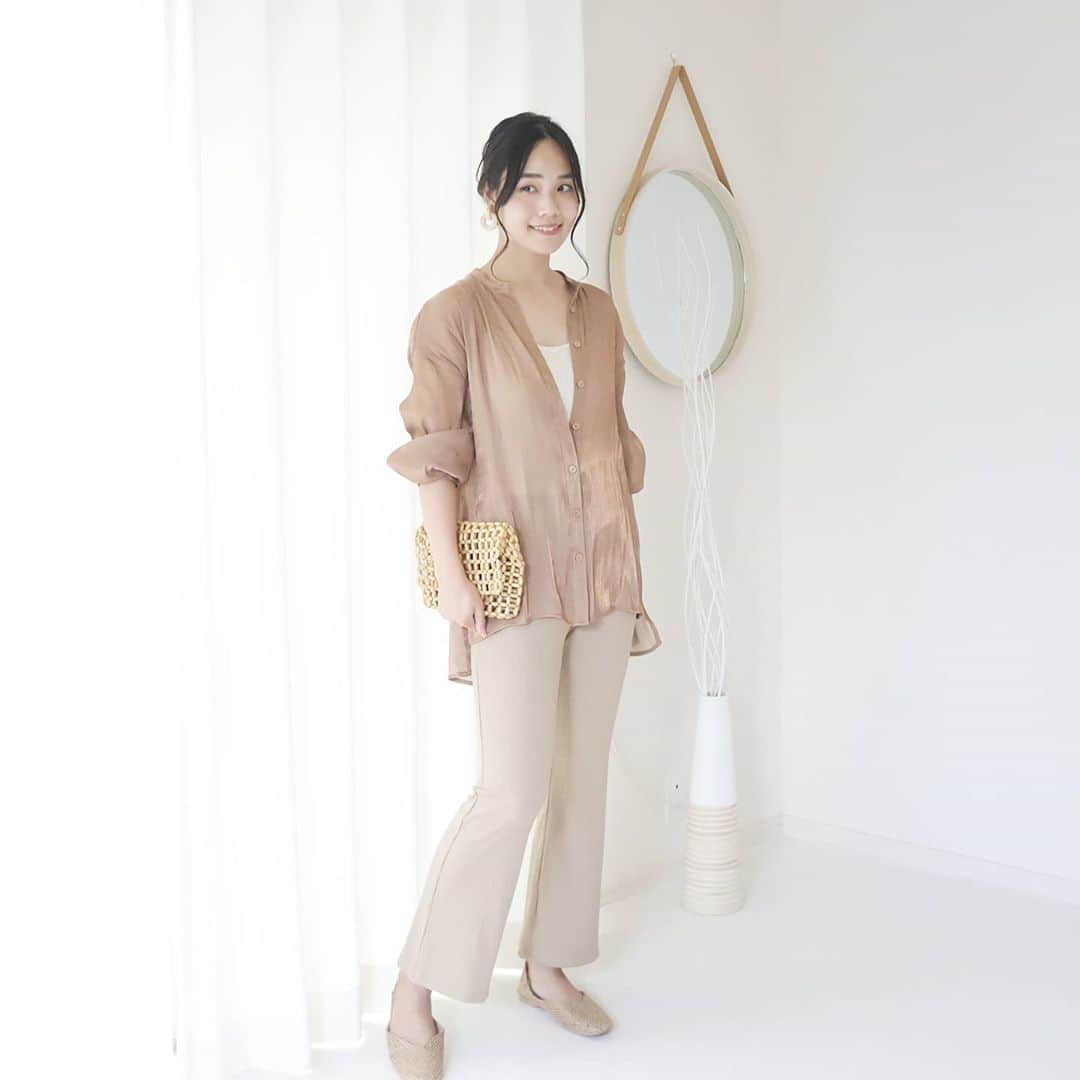 Eri Satoのインスタグラム：「moca×beigeコーデ · shirt: @rectangle_official  pants: @uniqlo bag: @reedit_official shoes: @outletshoes_official · @rectangle_official の #バンドカラーシャイニーポプリンシャツ · ツヤツヤシャイニー素材✨ やっと着られる気温になってきましたね🍁 · ボトムはユニクロで500円になってたリブパンツを穿いてます。Mサイズにしたら丈短かった😂 · #rectangle_official#rectangle_code#rectangle#レクタングル#シャツコーデ#高身長コーデ#ママコーデ#カジュアルコーデ#ユニジョ #秋コーデ##ユニクロ#uniqlo #fashion#ootd#outfit#code#coordinate#style#ファッション#コーディネート#コーデ#プチプラ#プチプラコーデ#シンプルコーデ#mamagirl#locari#partegram#カジュアル#お洒落さんと繋がりたい」