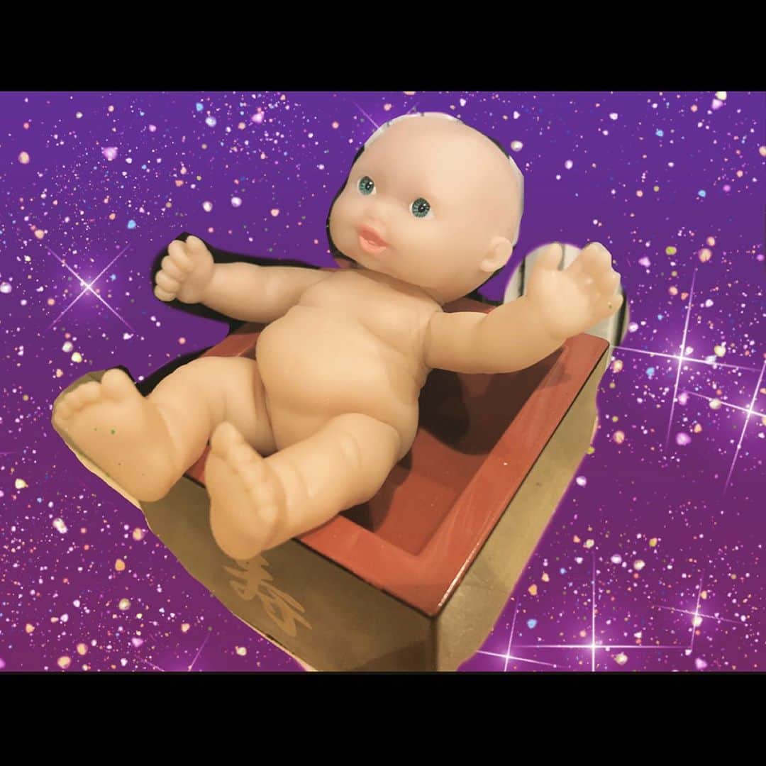 のインスタグラム：「宇宙は広い  て、動画をベッドん中で観て  寝れなくなる。  休演日〜  ✨✨✨」