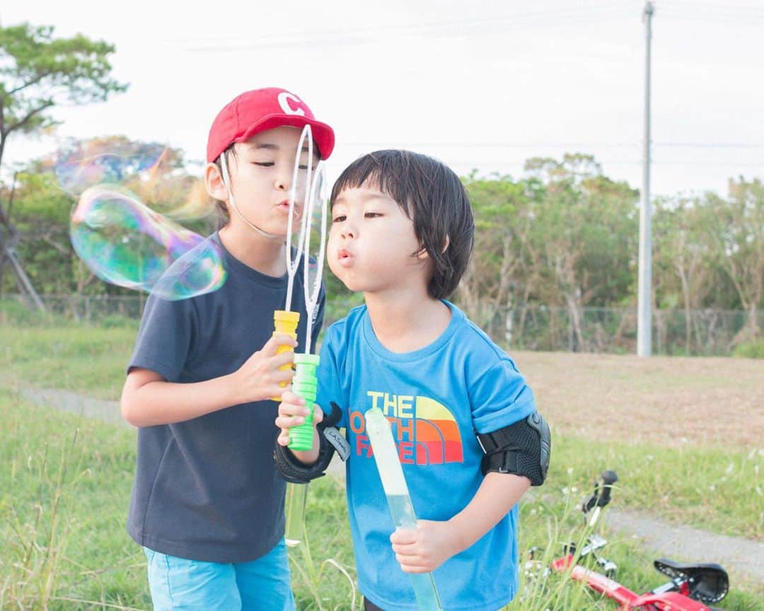 セソコマサユキのインスタグラム：「海にプールに公園に、連休中はたくさん遊びましたとさ。  #沖縄 #移住 #暮らし #子育て」