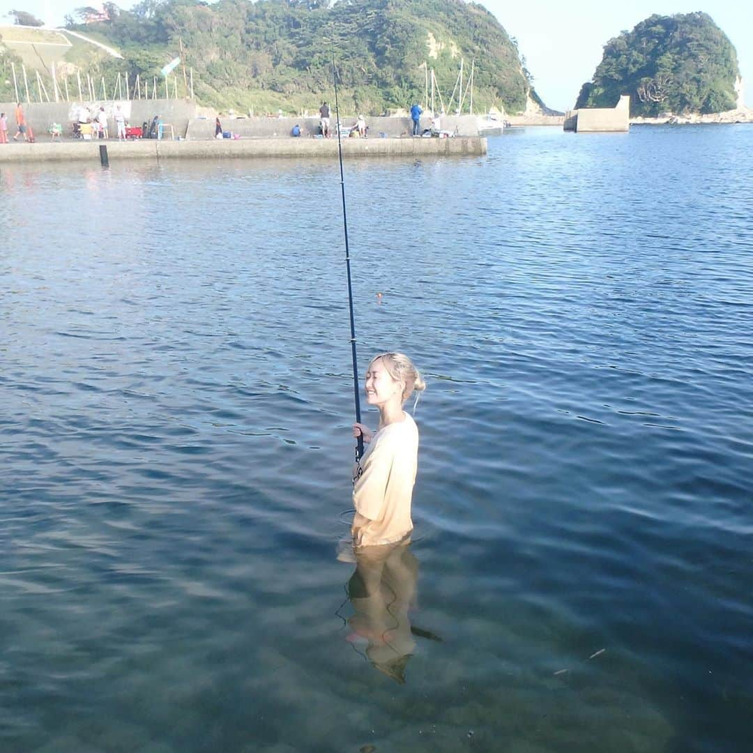 浅田美穂さんのインスタグラム写真 - (浅田美穂Instagram)「海の中で釣り🌊🎣 パパが釣ったサメが大人しくて可愛いかった🦈💕 #sea #fishing  #shark」9月23日 13時22分 - asada_miho