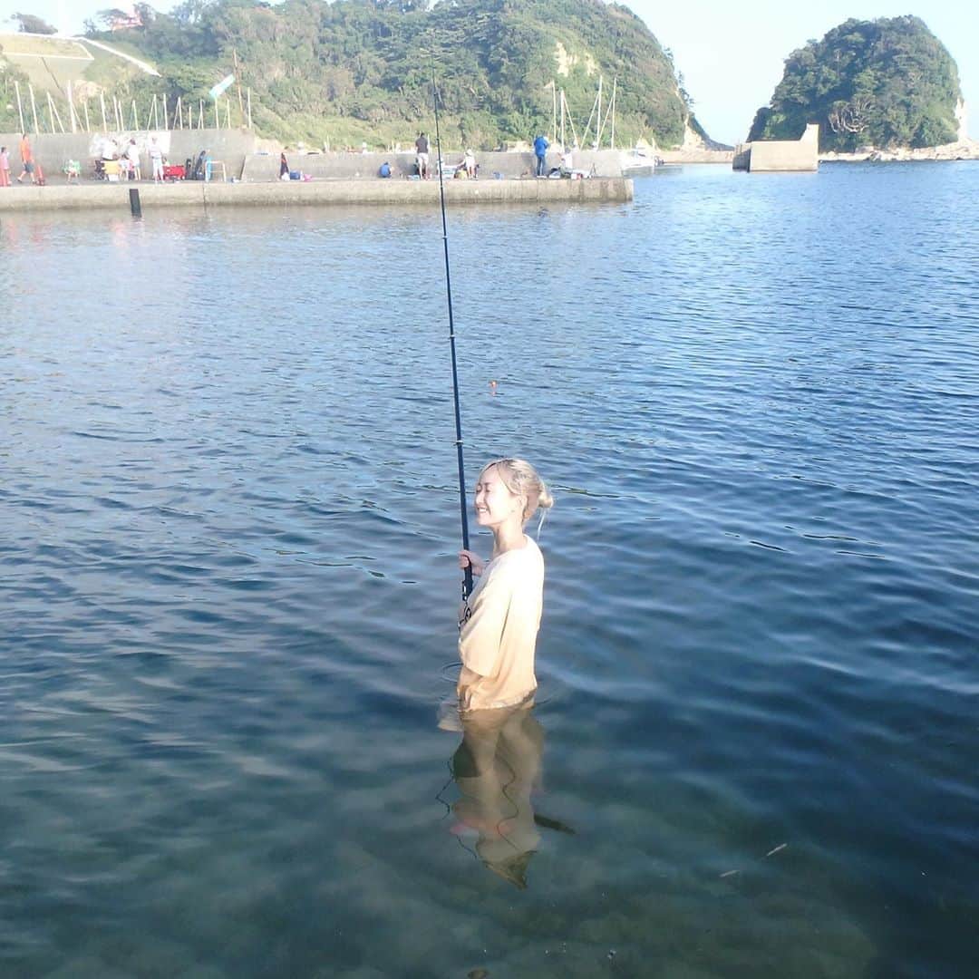 浅田美穂のインスタグラム：「海の中で釣り🌊🎣 パパが釣ったサメが大人しくて可愛いかった🦈💕 #sea #fishing  #shark」