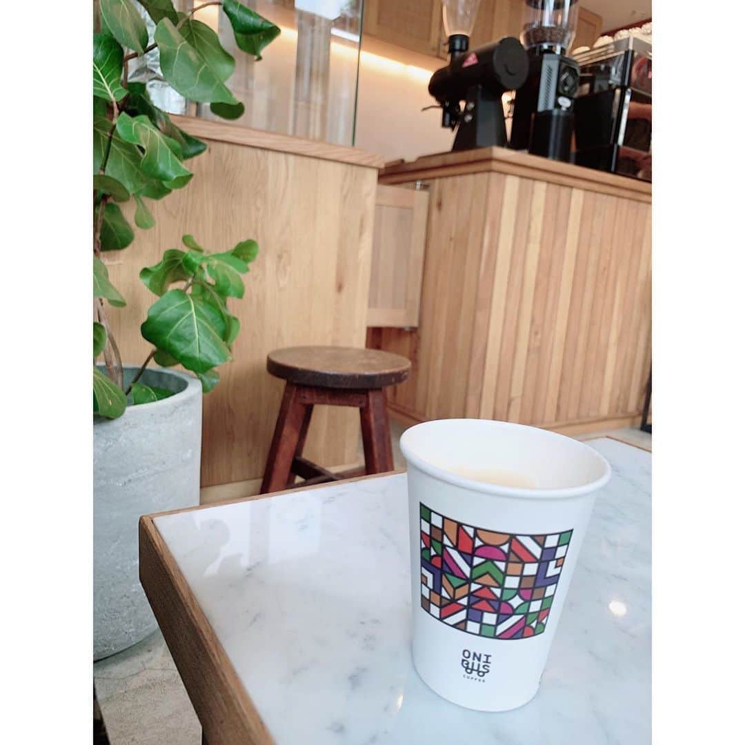 乙黒えりのインスタグラム：「お決まりの オーツミルクラテ飲みながら 色々たわいもない話。  #オニバスコーヒー #リラックス」