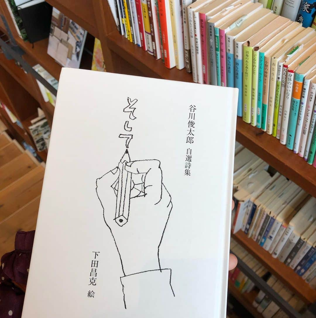 関根祥子さんのインスタグラム写真 - (関根祥子Instagram)「箱根本箱　📚  少しお休みをもらって、、、🤍 温泉はいってゴロゴロしながら本読んで漫画読んで、、、寝て美味しいご飯を食べて温泉入って、、、本読んで。 そのループ  あー至福の時間でした🥰  #箱根本箱 #線の事件簿 ↑線好きにはたまらん本。」9月23日 13時29分 - mojonail_shokosekine