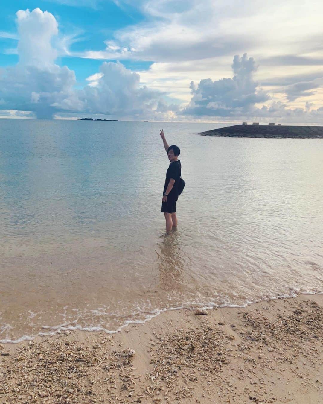YASTIN のインスタグラム：「人生初沖縄🏖 天気良くない日もあったけど、それでもやはり海メチャクチャ綺麗でした♪ ・ ・ ・ #沖縄旅行 #沖縄 #okinawa #okinawajapan #美らsunビーチ #beachresort #リゾート #🏖」