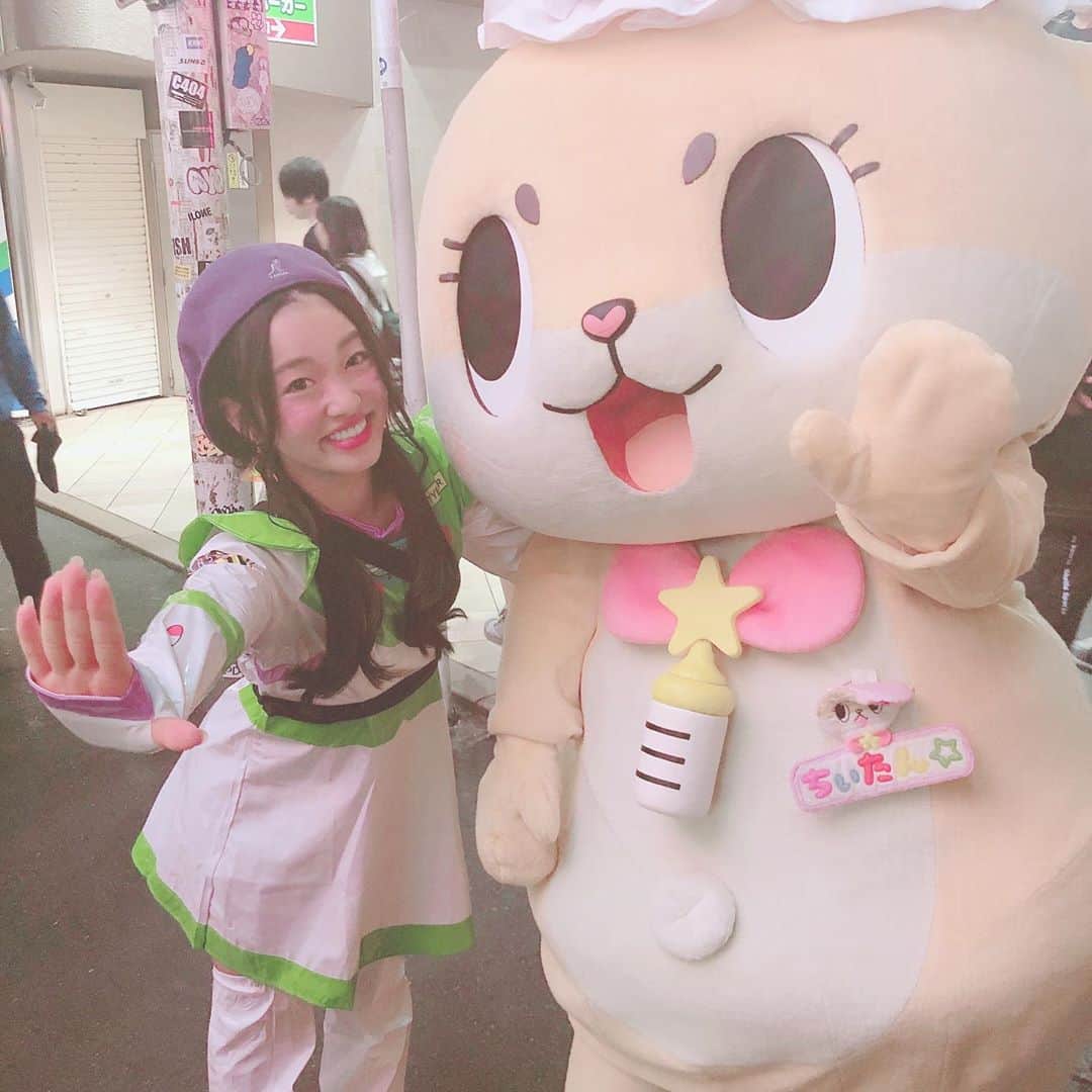 のインスタグラム：「今日は宣伝🎃🎃  代官山の地域で 【おうちde代官山Halloween★2020　コスチュームコンテスト★】 がInstagram上で開催されます〜！  参加方法は ① @daikanyamahalloweenofficial  をフォロー  ② 仮装の写真を撮って #おうちde代官山halloween2020エントリー  をつけてInstagramにUPするだけです👻💓  (代官山に住んでなくても良いよ🙆‍♀️)  対象が0〜19歳(が一緒に写っていること)なので私は参加できませんが笑  ご家族やお友達と一緒に撮ってぜひ投稿してください〜🎉🎉  投稿された写真はポスターになって、 代官山の街中や駅やお店に掲載されます👀🤟  入賞者には景品が当たります🎁 BEST３に選ばれた方は授賞式にご招待されるってよ！！！！！ 私もみんなの仮装見たいな👀💓💓  ＜授賞式　2020年10月31日(土)予定　＠THE CONOE代官山＞  ※締め切り9月30日23:59  #去年の写真 #ハロウィン仮装 #バズライトイヤー #トイストーリー #なぜかちぃたん #代官山　#代官山halloween2020 #投稿待ってます」