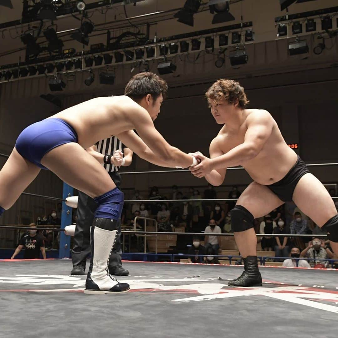 加藤拓歩さんのインスタグラム写真 - (加藤拓歩Instagram)「"大日本プロレスがだいすき"  高校時代その繋がりでSNS上で仲良くなり プロレスへの想いを"リプライ"で何度も熱く語った。  「俺実は大日本の入門テスト受けることになったんだよね〜」と 自分は高校卒業して大日本入門 鉄央は大学卒業して別の団体へ入門。  ただのプロレス好きの高校生のTwitter相互フォローから始まった2人が 後楽園ホールでシングルマッチで戦えたこと、プロレスやってて良かったなぁと思う瞬間でした。  1日経っても余韻。  ネクストはあるかないか分からないけど それまでお互い頑張りましょう。」9月24日 0時27分 - takuho_bjw