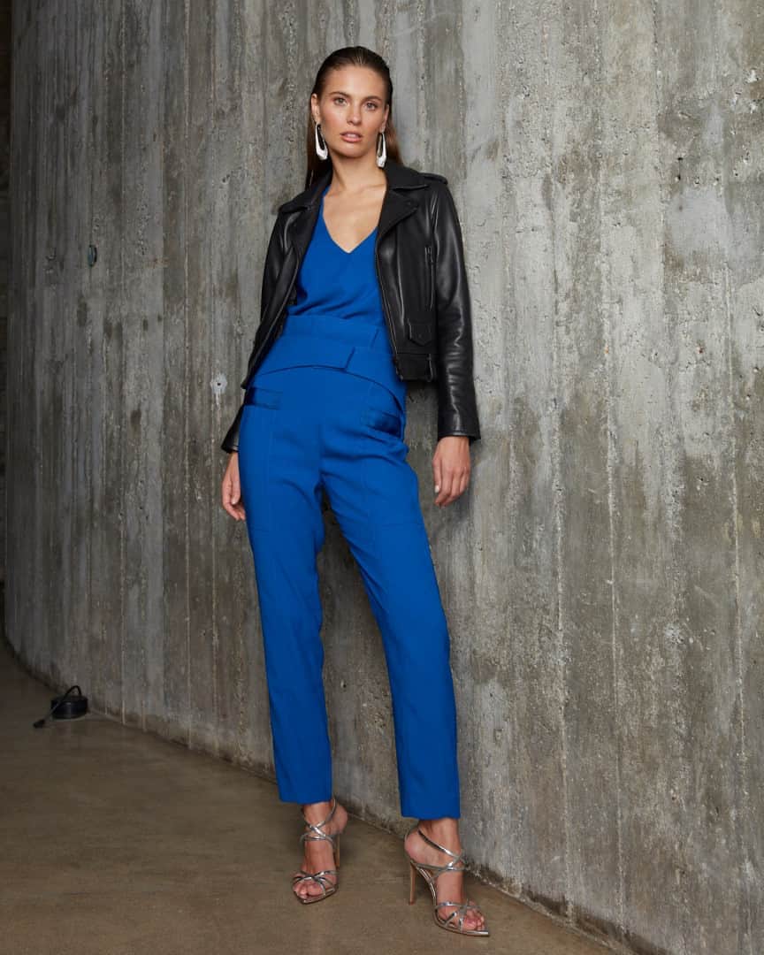 ロザ チャのインスタグラム：「Invista em looks monocromáticos com modelagens de alfaiataria para impressionar em momentos especiais! Jaquetas e casacos de couro dão um up na produção. Descubra todas as opções no site rosacha.com.br ou nas lojas físicas! (Regata ref. 12.11.3175, Calça ref. 18.11.2078, Jaqueta ref. 24.14.0558, Brinco ref. 48.28.0659 e Sandália ref. 29.25.0736) #rosacha」