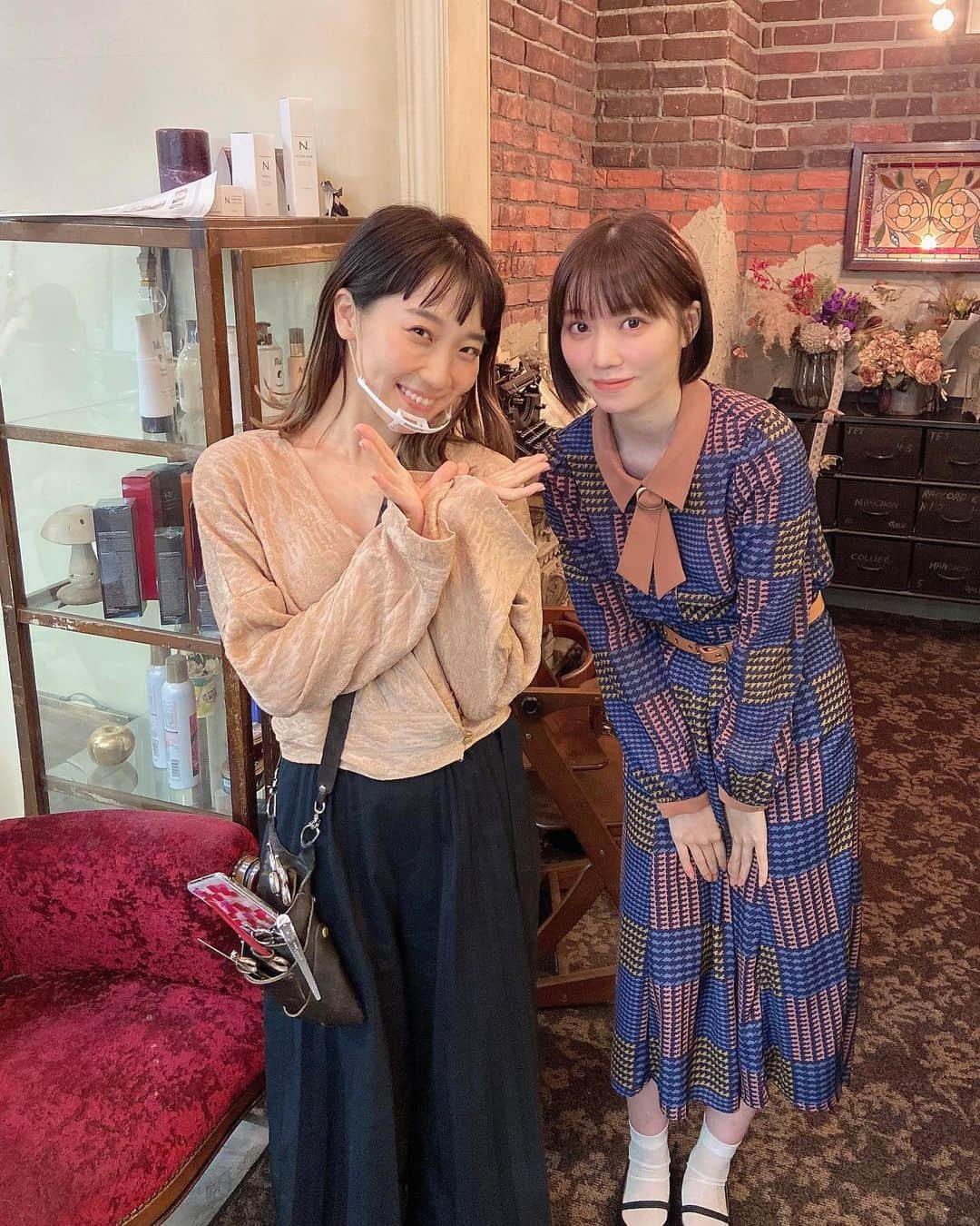 駒田京伽さんのインスタグラム写真 - (駒田京伽Instagram)「🌷💇‍♀️🌷  先日いつもお世話になっている アコさんにお願いして ショートにしてもらいました🌷  アイドル時代ぶりです…( ◜◡◝ )  アイドルを卒業してから アコさんにお声をかけて頂き カラーやカットして頂いたり 撮影をする時はお菓子を交換したり🌷  美容室っていっつも緊張するけど お話しして楽しい、心が和む そんな空間でした🌷  来月から @laere.hair という新しい美容室で アコさんに会えるみたいなので 皆さんも是非🌷✨  bisのイベントも 星投げしてくださってたかみたいで 感謝しかないです😭✨  #美容室#candi#Laere」9月23日 23時02分 - hiroka_komada